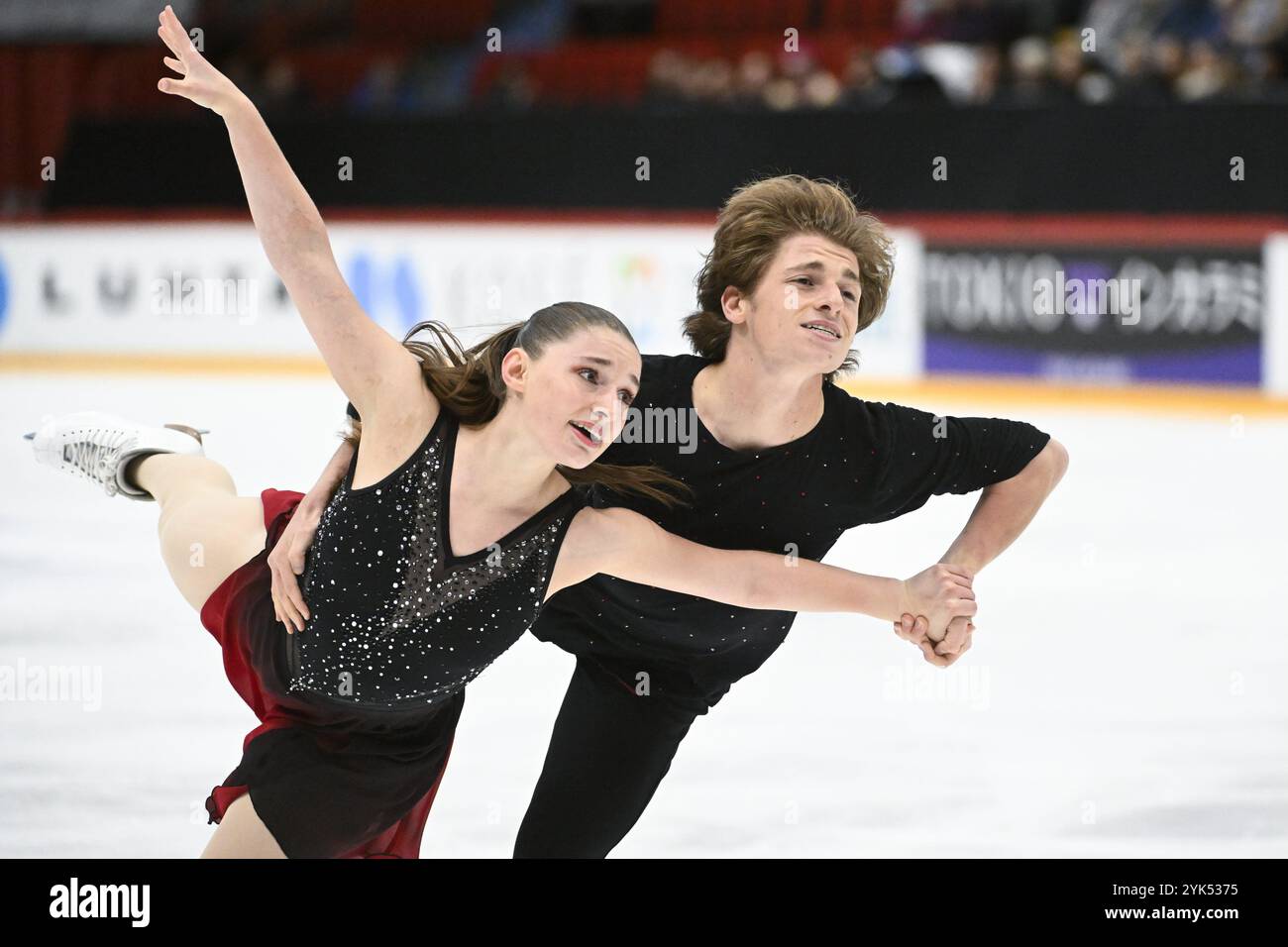 Helsinki, Finlande. 17 novembre 2024. Oona Brown et Gage Brown, des États-Unis, participent à la danse libre de la danse sur glace au concours international de patinage artistique Finlandia Trophy à Helsinki, Finlande, le 17 novembre 2024. (Photo de MIKKO STIG/LEHTIKUVA/Sipa USA) crédit : Sipa US/Alamy Live News Banque D'Images