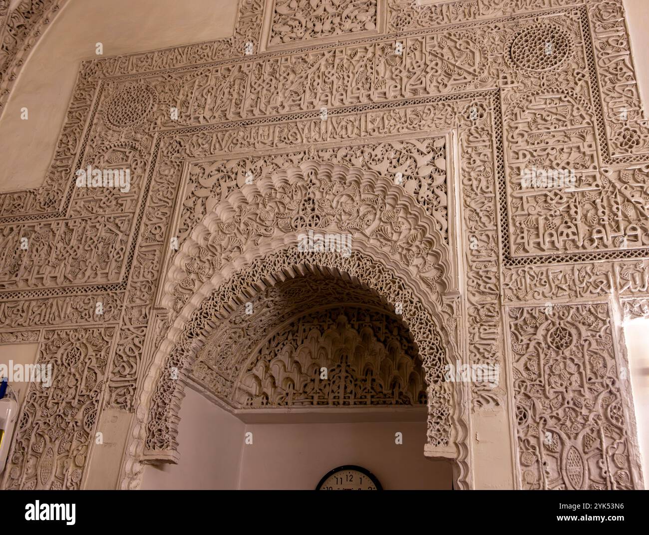Décoration en stuc du mihrab de la mosquée, complexe Turba al-Takritiyya, Salahiya, Damas, Syrie Banque D'Images