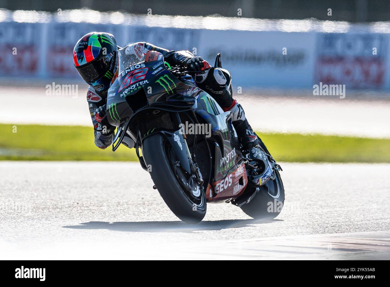 Circuit de Barcelona, Barcelone, Catalogne, Espagne. 17 novembre 2024. 2024 MotoGP Motul Solidarity Grand Prix de Barcelone, jour de la course ; Alex Rins du Monster Energy Yamaha pendant la course MotoGP crédit : action plus Sports/Alamy Live News Banque D'Images