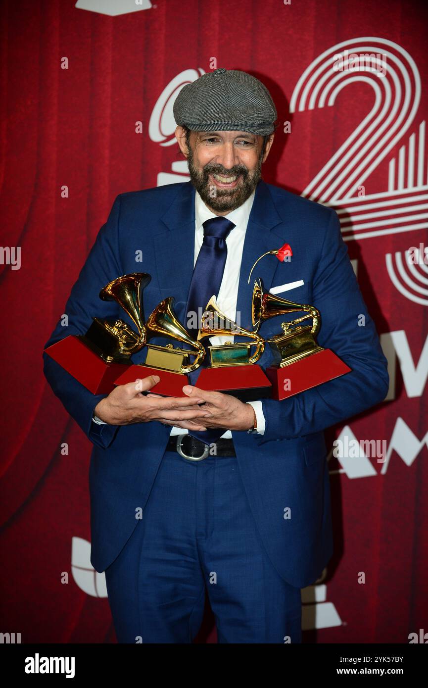 Miami, Floride, États-Unis. 14 novembre 2024. Juan Luis Guerra, lauréat du record de l'année pour 'Mambo 23', du meilleur album Merengue/Bachata pour 'Radio Güira' et de la meilleure chanson tropicale pour 'Mambo 23' pose dans la salle de presse lors de la 25e cérémonie des Latin GRAMMY Awards au Kaseya Center le 14 novembre 2024 à Miami, Floride. Crédit : Mpi10/Media Punch/Alamy Live News Banque D'Images