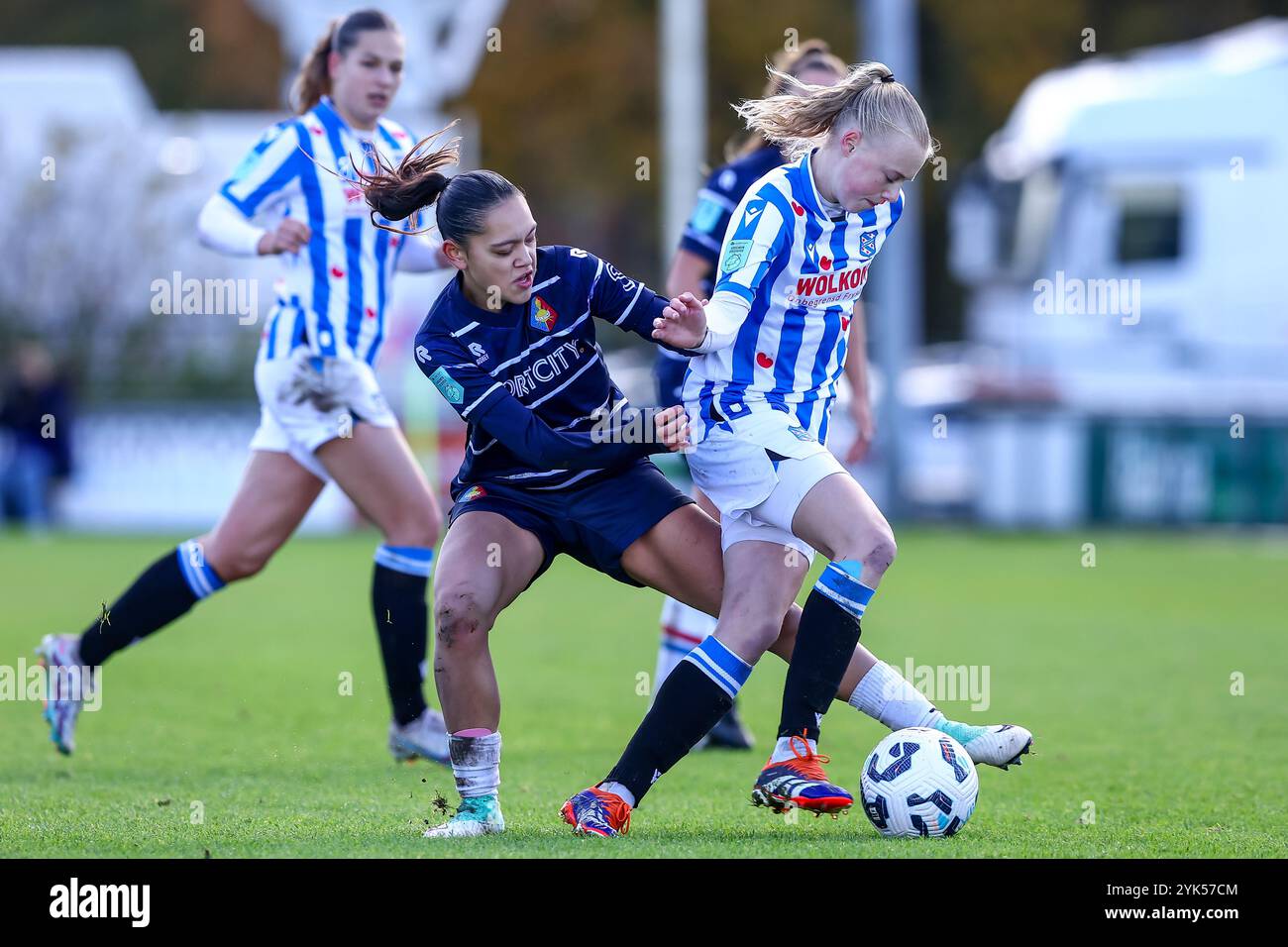 Heerenveen, pays-Bas. 17 novembre 2024. HEERENVEEN, PAYS-BAS - 17 NOVEMBRE : Lyanne Iedema de SC Heerenveen est contestée par Nicci Berrevoets de Telstar lors du match Eredivisie féminin d'Azerbaïdjan entre SC Heerenveen et Telstar au Sportpark Skoatterwâld le 17 novembre 2024 à Heerenveen, pays-Bas. (Photo de Pieter van der Woude/Orange Pictures) crédit : Orange pics BV/Alamy Live News Banque D'Images