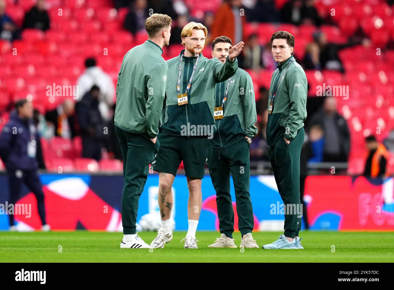 Le gardien de but de la République d'Irlande Caoimhin Kelleher (deuxième à gauche) et ses coéquipiers inspectent le terrain avant le match du Groupe B2 de l'UEFA Nations League au stade de Wembley, à Londres. Date de la photo : dimanche 17 novembre 2024. Banque D'Images