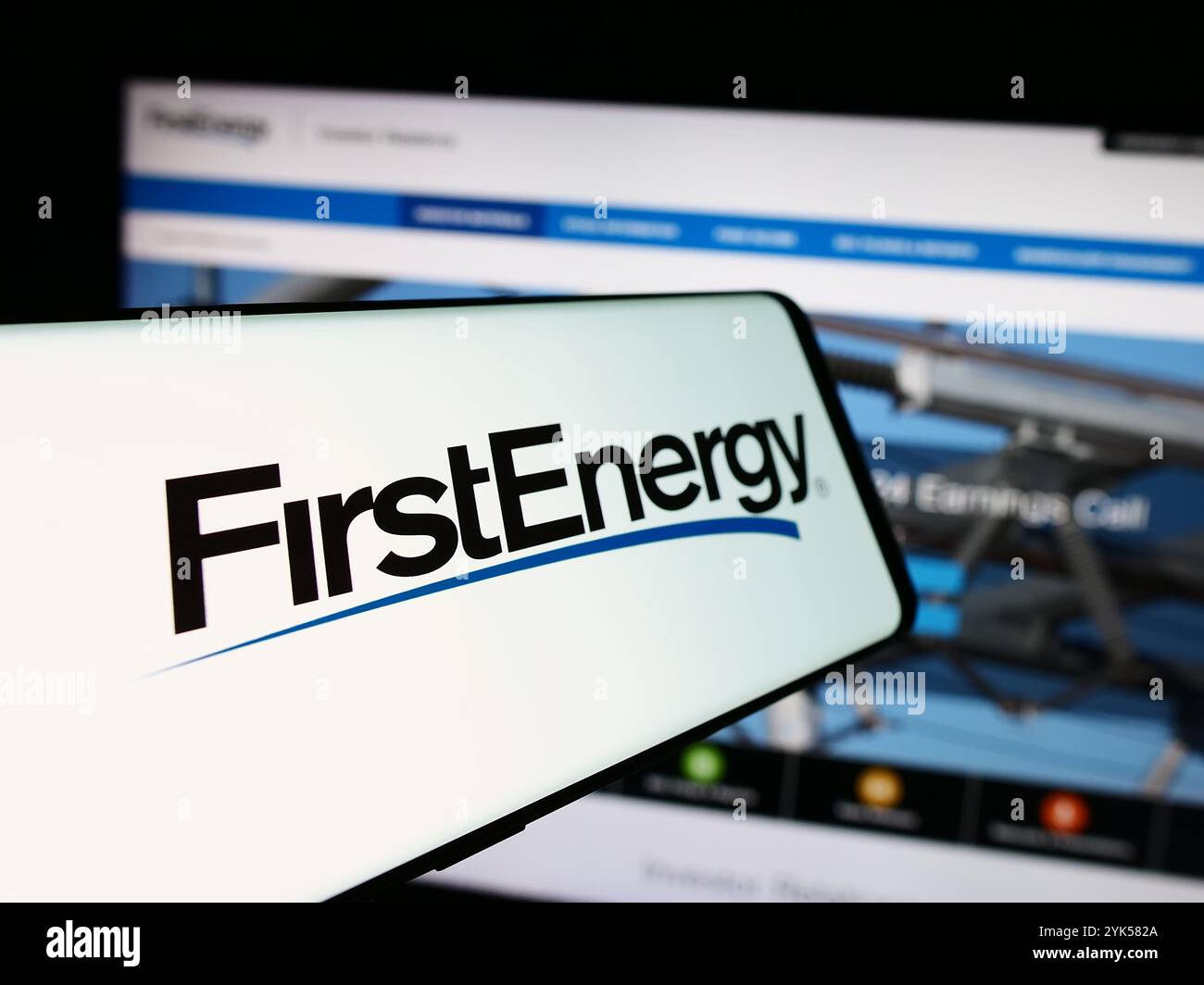 Dans cette illustration photo, un smartphone est vu affiché avec le logo de la société américaine de services publics d'électricité FirstEnergy Corp. en face du site Web de l'entreprise. Banque D'Images