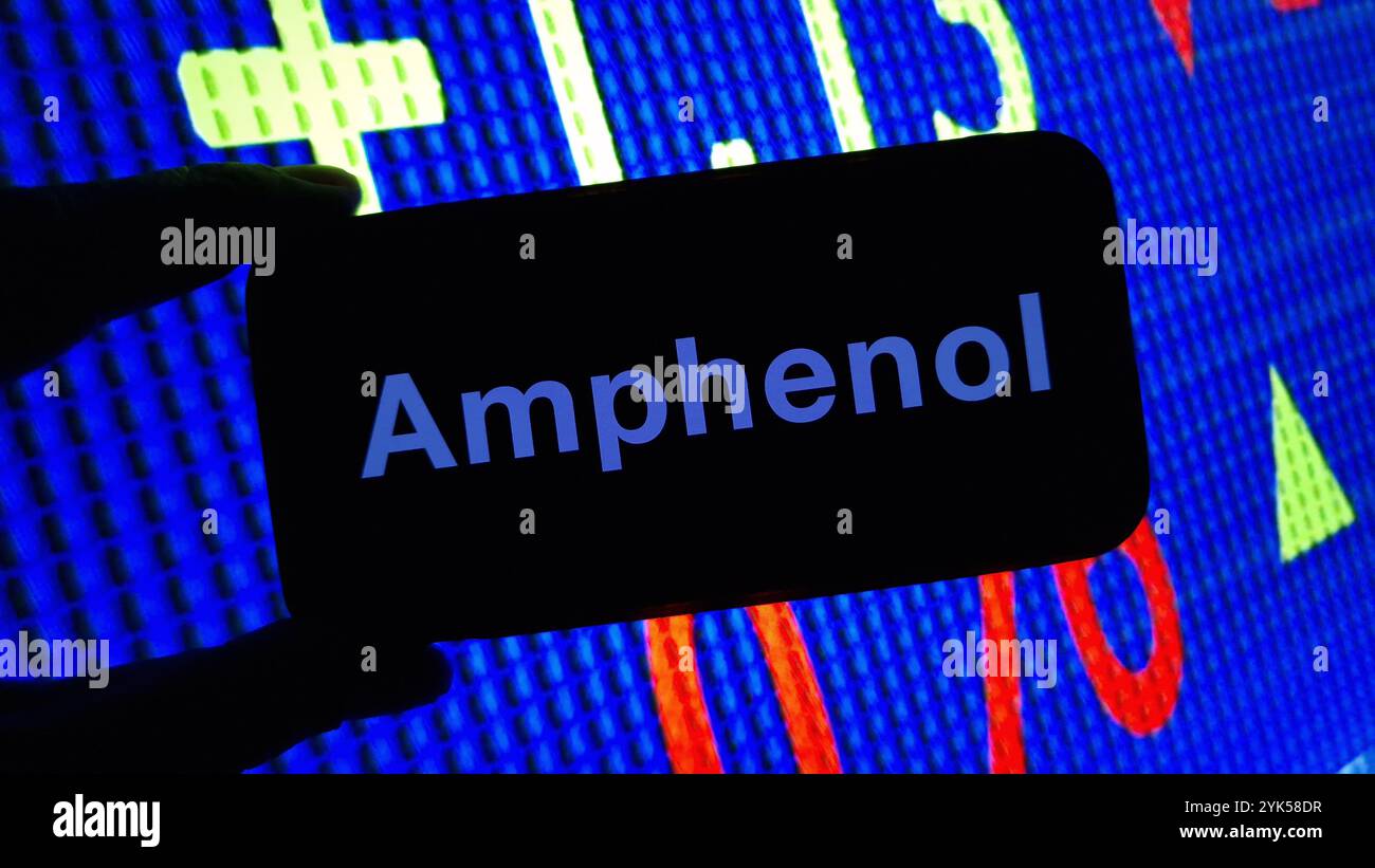 Konskie, Pologne - 15 novembre 2024 : logo de la société Amphenol affiché sur le téléphone portable Banque D'Images
