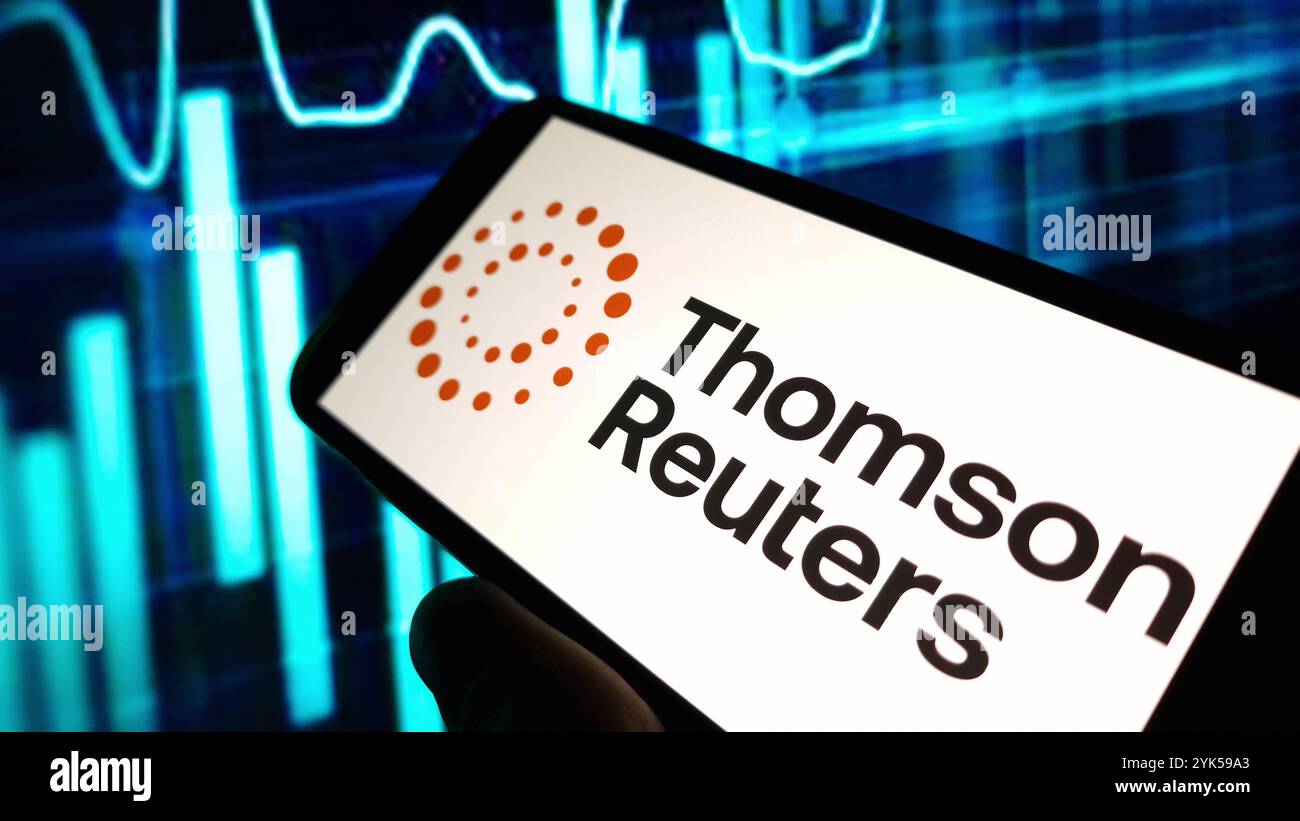 Konskie, Pologne - 15 novembre 2024 : logo de la société Thomson Reuters affiché sur le téléphone portable Banque D'Images