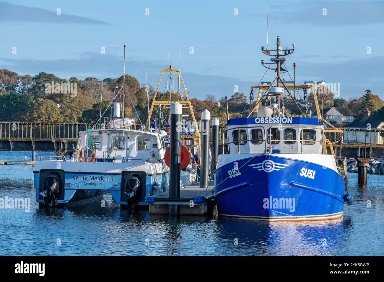 Bateaux de pêche et chalutiers côtiers dans le port de la marina de Lymington sur la rivière Lymington, Hampshire, royaume-uni Banque D'Images