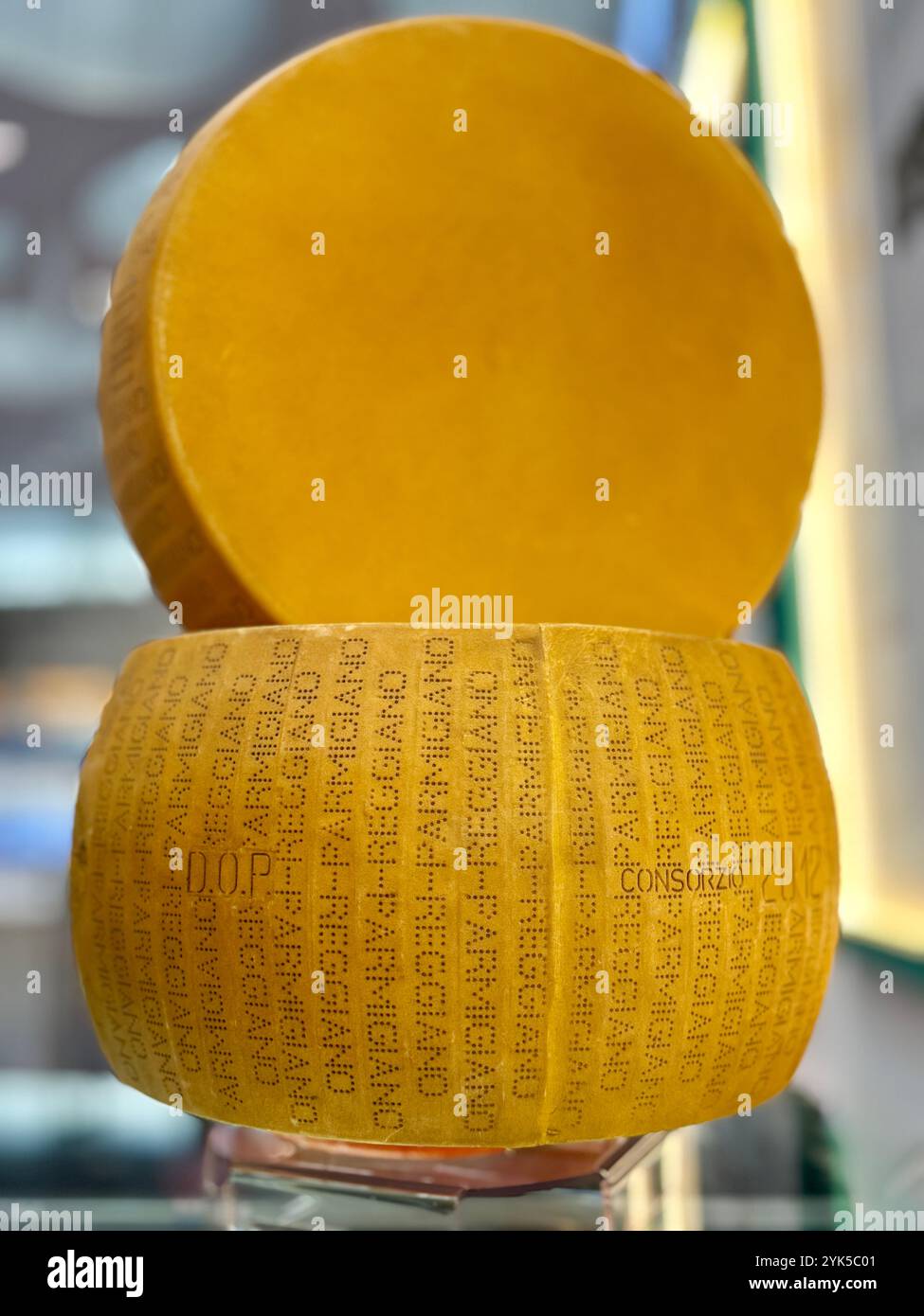 Parmesan (Parmigiana Reggiano) entier / roue pleine - lait de vache non pasteurisé - DOP - Italie Banque D'Images