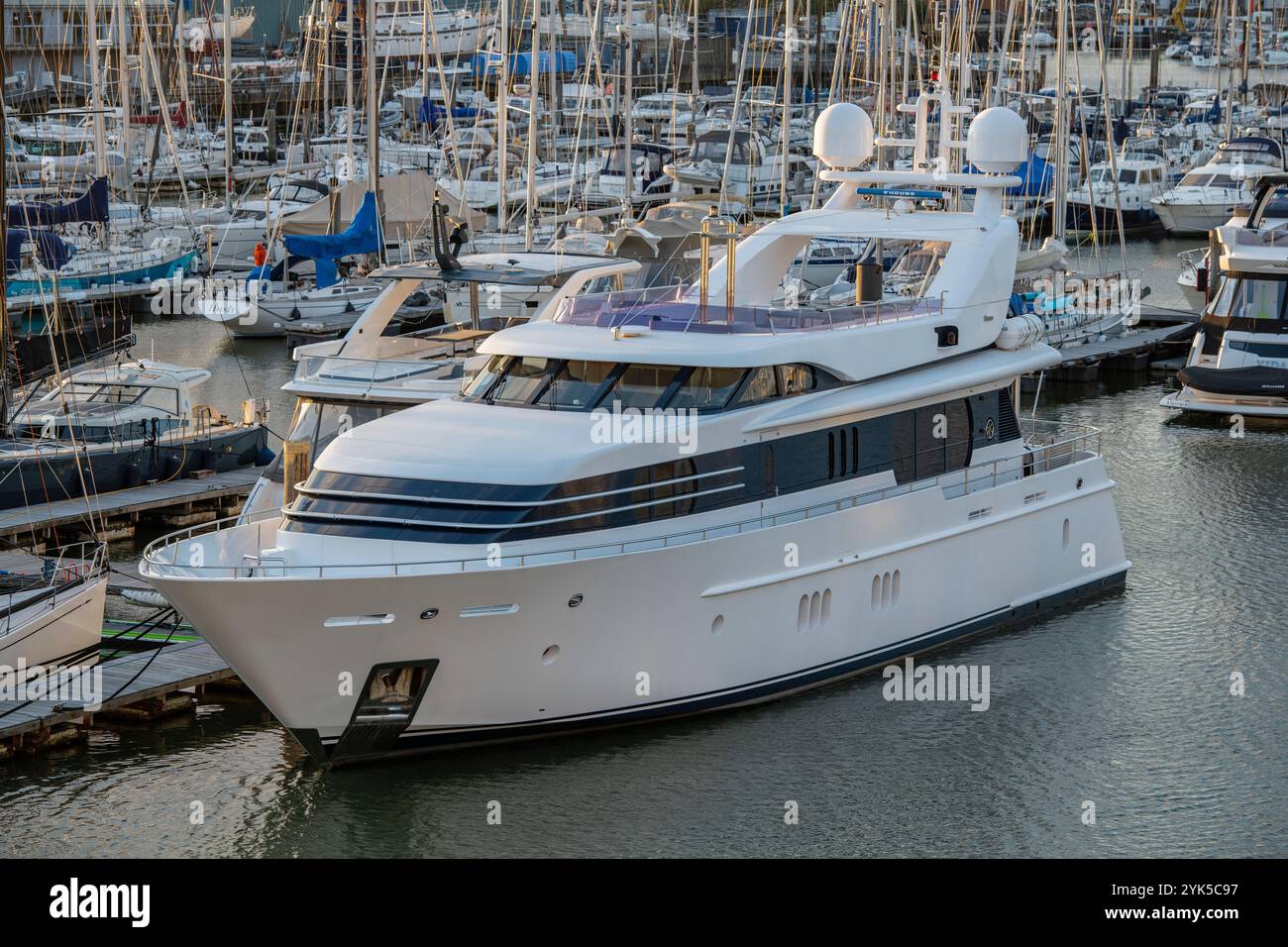 Bateau à moteur superyacht à côté dans le port de la marina de Lymington sur la rivière Lymington dans la New Forest, Hampshire, Royaume-Uni Banque D'Images