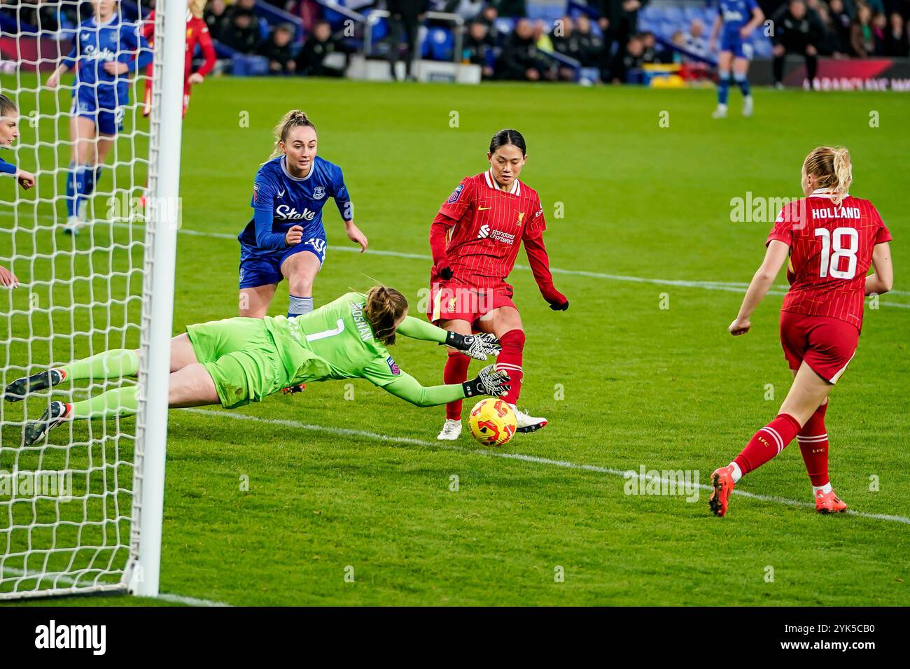 Goodison Park, Liverpool, Royaume-Uni. Dimanche 17 novembre 2024, Barclays Women’s Super League : Everton FC Women vs Liverpool FC Women au Goodison Park. Le milieu de terrain de Liverpool Fuka Nagano 8 avec une chance au but. Crédit James Giblin/Alamy Live News. Banque D'Images