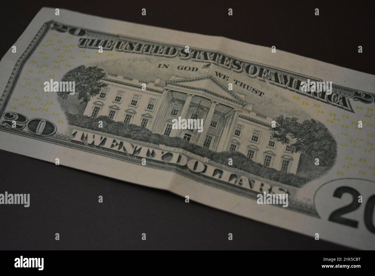 Économie, finance, littératie financière dollars américains $ 20 USD sous forme de papier sont sur un fond mat brun. Banque D'Images