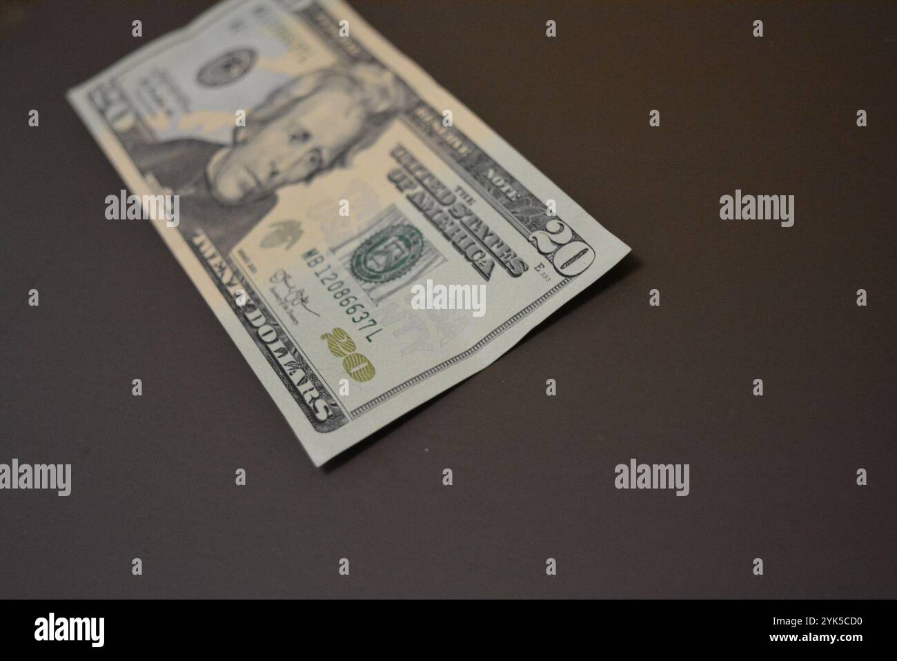 Économie, finance, littératie financière dollars américains $ 20 USD sous forme de papier sont sur un fond mat brun. Banque D'Images