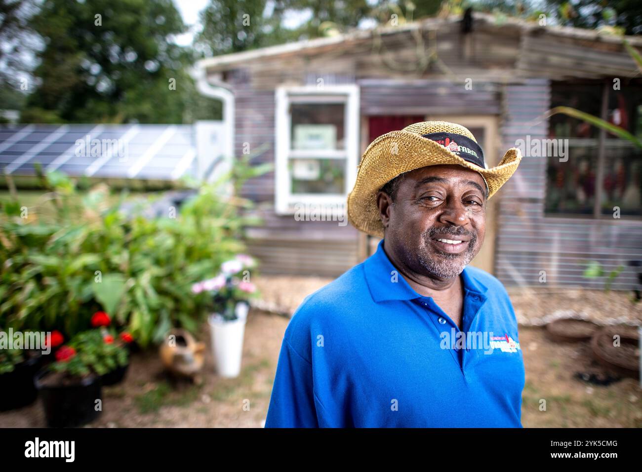 Bobby Wilson, PDG de Metro Atlanta Urban Farm (MAUF), a créé Metro Atlanta Urban Farming (MAUF) en 2009 pour répondre aux besoins croissants de nourriture abordable dans les communautés à faible revenu. Son terrain de cinq acres dans le Hear of College Park, Géorgie est à quelques minutes du centre-ville d'Atlanta. Avec l'aide du Service de conversation sur les ressources naturelles (NRCS) du Département de l'Agriculture des États-Unis (USDA) et de l'Agence des services agricoles (FSA), MAUF a été en mesure de répondre aux préoccupations en matière de ressources de la terre, de combler le déficit d'éducation de la ferme pour la communauté, et de fournir une aide financière si nécessaire. Photo USDA de Preston Keres Banque D'Images