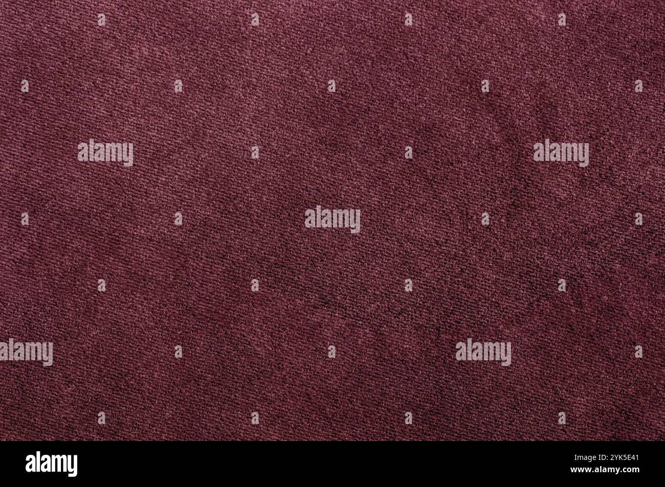 Texture velours Bordeaux de haute qualité, révélant les détails fins d'un tissu peluche et élégant. Banque D'Images