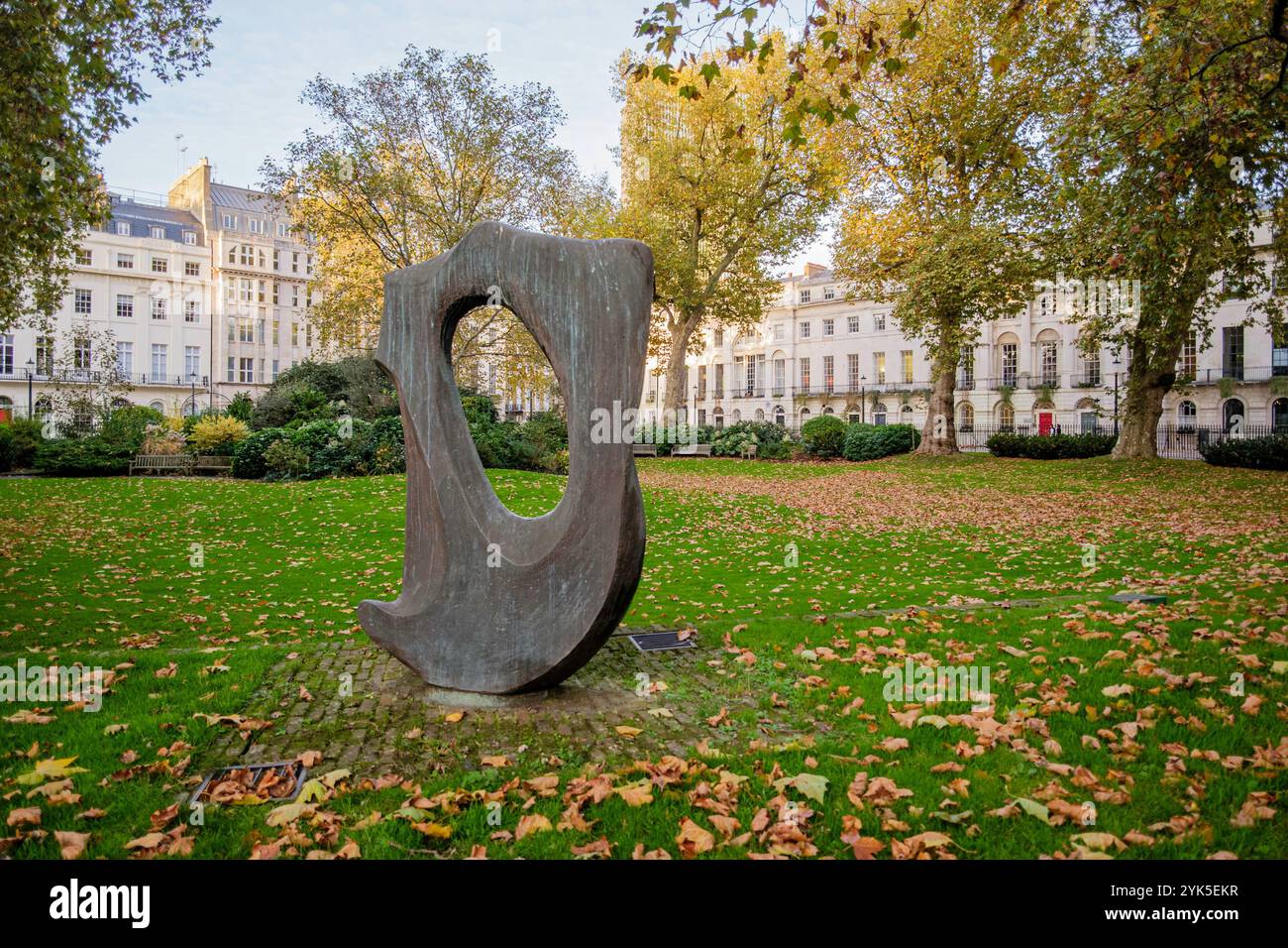 Vue de la sculptrice Naomi Blake créée pour le jubilé d'argent de la reine Elizabeth II en 1977. Fitzroy Square, Londres W1, Royaume-Uni Banque D'Images