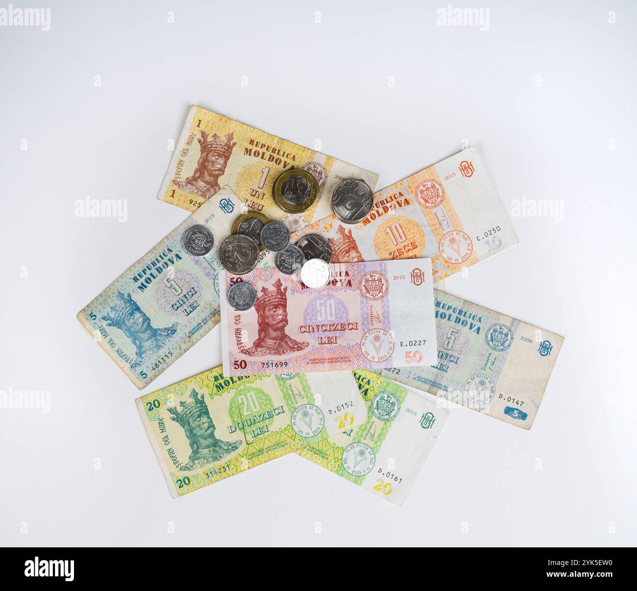 Quelques billets de banque et quelques pièces de monnaie de Moldavie sur fond blanc Banque D'Images