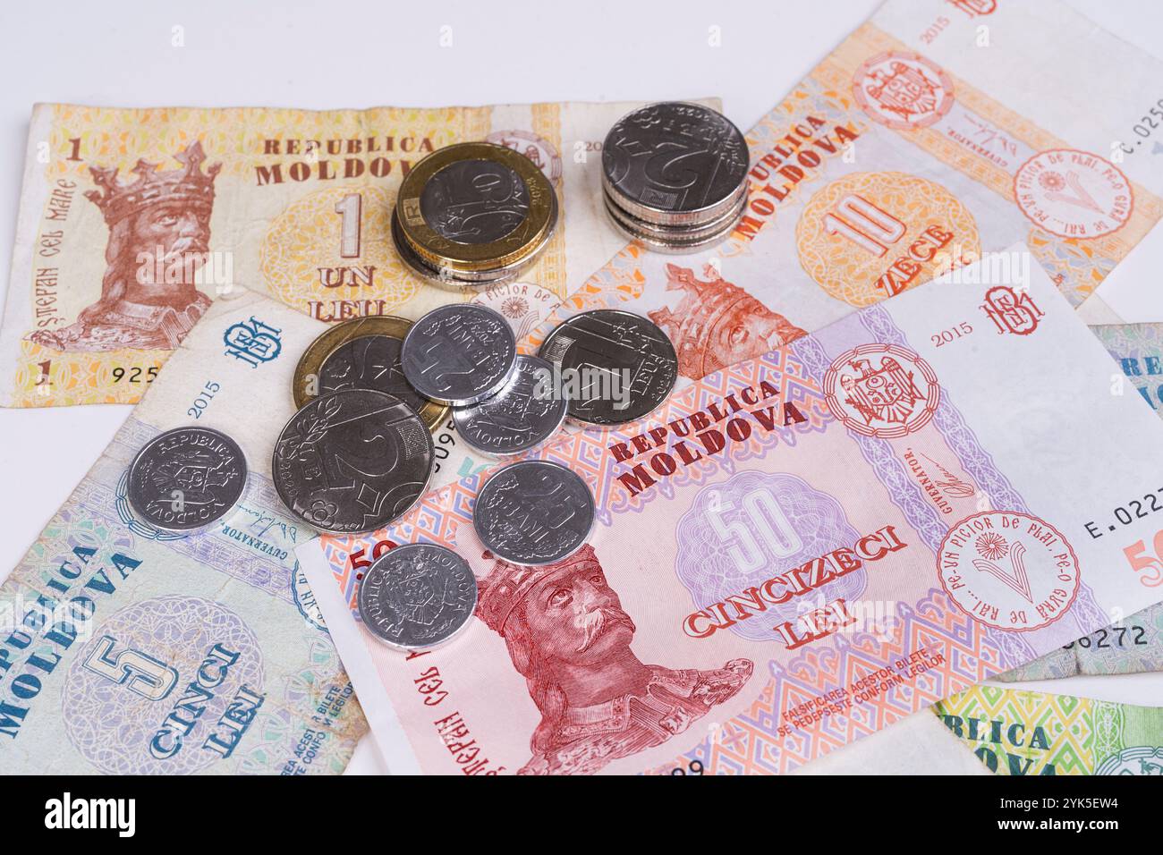 Quelques billets de banque et quelques pièces de monnaie de Moldavie sur fond blanc Banque D'Images