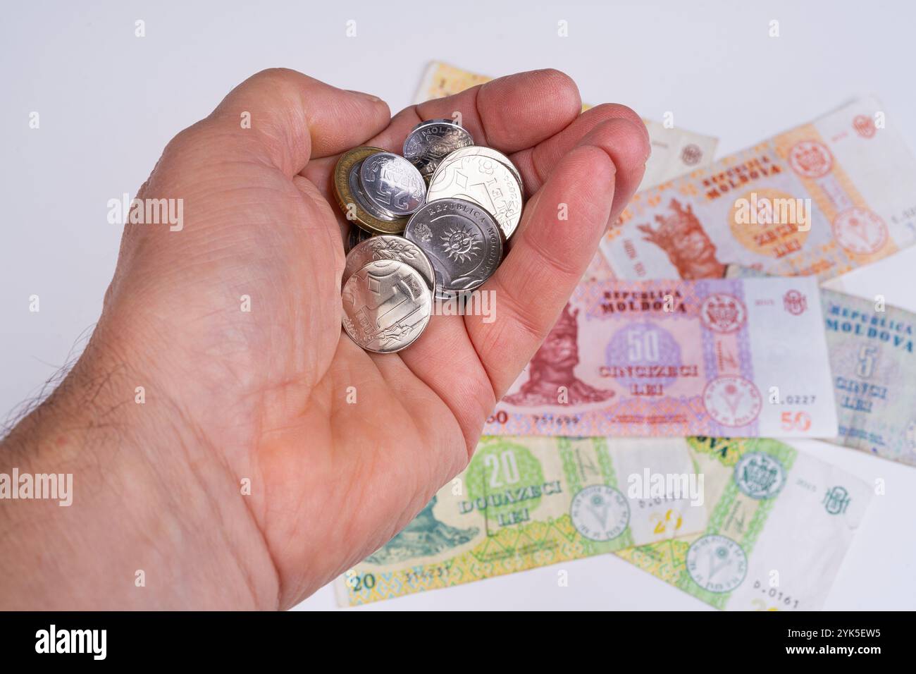 Quelques billets de banque et quelques pièces de monnaie de Moldavie sur fond blanc Banque D'Images