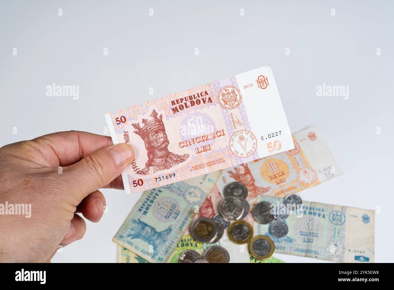 Quelques billets de banque et quelques pièces de monnaie de Moldavie sur fond blanc Banque D'Images