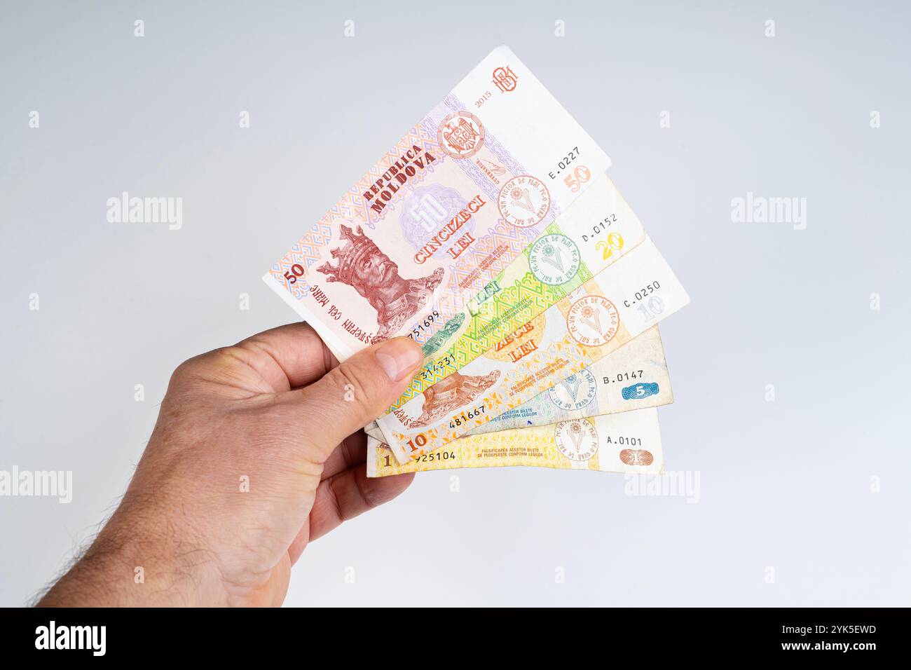 Quelques billets de banque de Moldavie sur fond blanc Banque D'Images