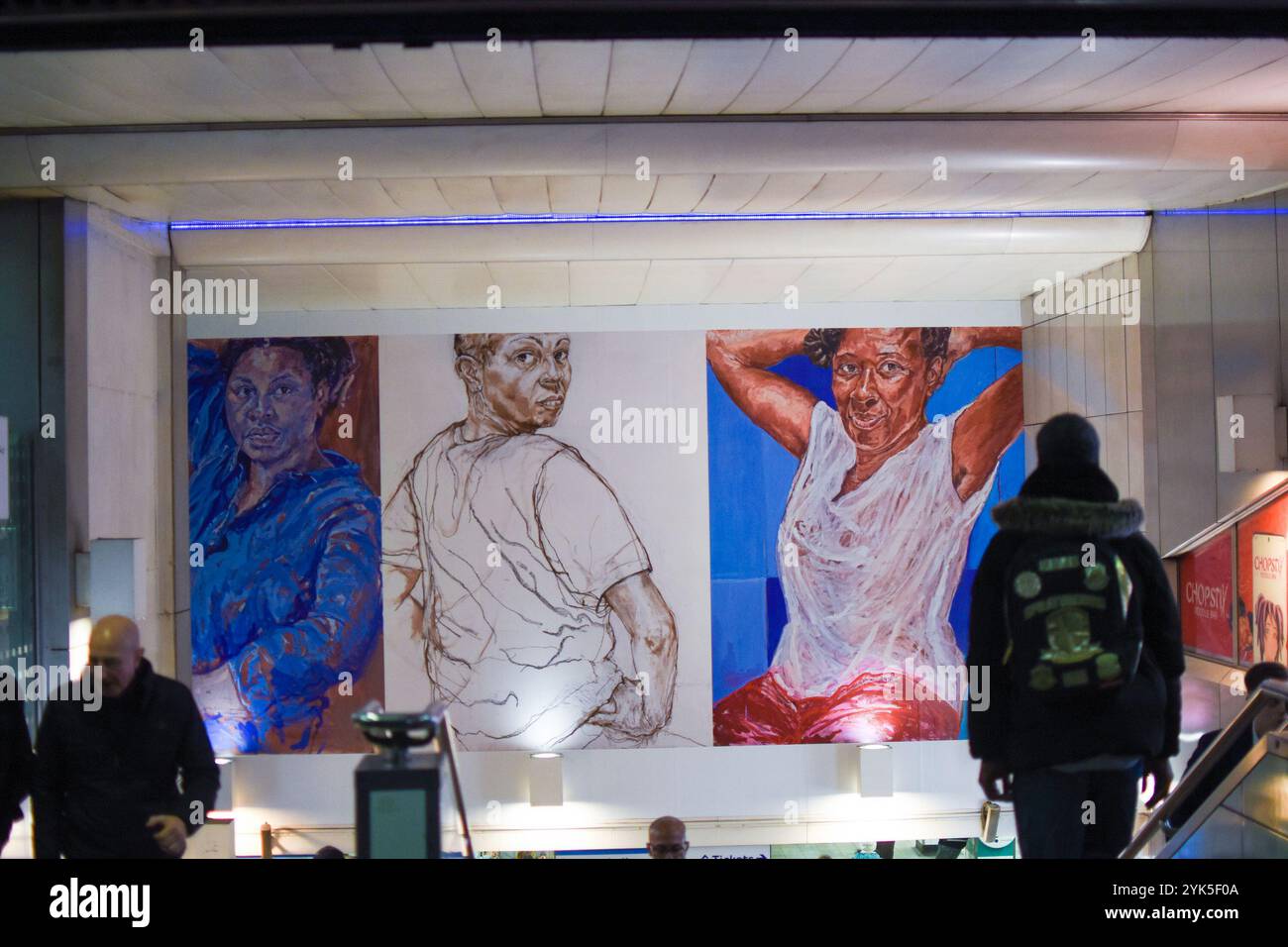 Claudette Johnson, nommée au Prix Artist & Turner 2024, a lancé une nouvelle murale à la station de métro Brixton. C'est sa première œuvre d'art publique. Banque D'Images