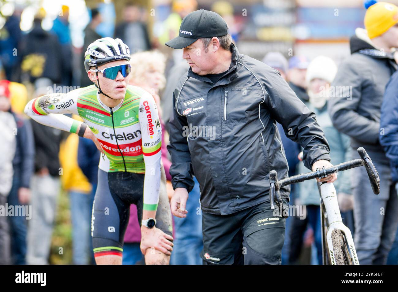 Le belge Witse Meeussen est blessé lors de la course d'élite masculine du cyclocross 'Flandriencross', étape 3/8 de la compétition 'X20 Badkamers Trofee', dimanche 17 novembre 2024 à Hamme. BELGA PHOTO JASPER JACOBS Banque D'Images