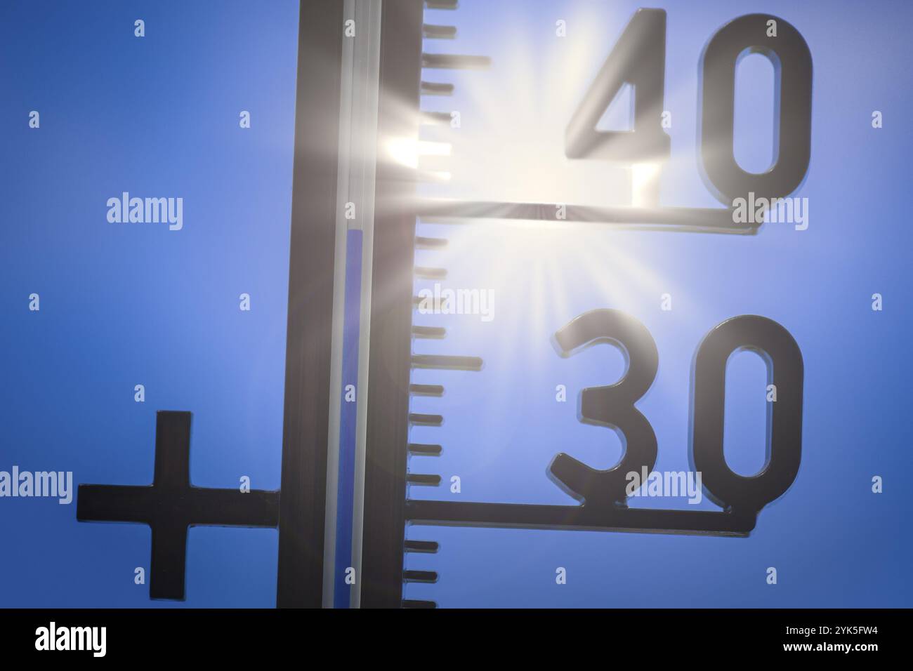 Image symbolique, réchauffement climatique, Un thermomètre montre une température élevée sous un soleil brillant dans un ciel clair Soleil, vague de chaleur, Bade-Wuerttemberg, Allemagne, Banque D'Images