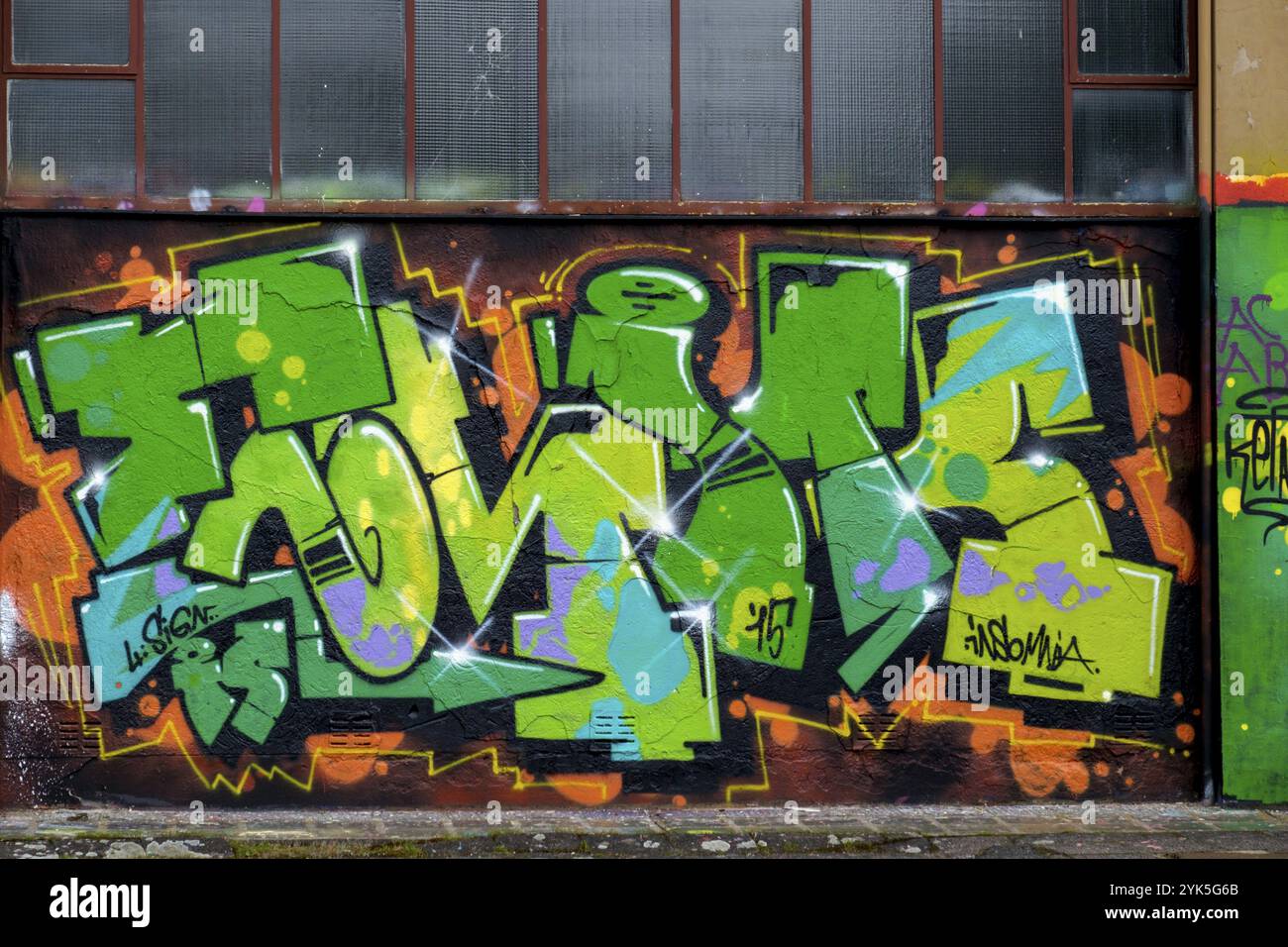 Graffiti éclatant avec des éléments verts et oranges et des lettres vives, Landau, Rhénanie-Palatinat, Allemagne, Europe Banque D'Images