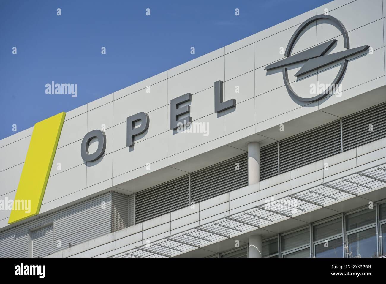 Logo Opel, Adam Opel House, siège social, administration principale, usine Opel, Rugbyring, Friedrich-Lutzmann-Ring, Ruesselsheim, Hesse, Allemagne, Europe Banque D'Images