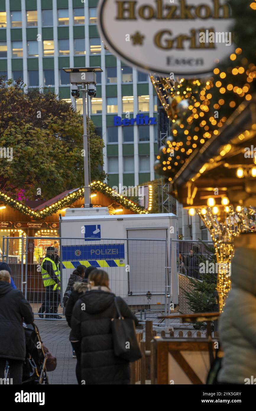 Vidéosurveillance par la police à la Porschekanzel, en face de la Marktkirche dans le centre-ville d'Essen, pendant le marché de Noël, mobile su Banque D'Images