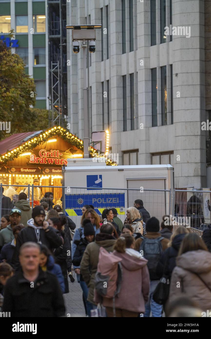 Vidéosurveillance par la police à la Porschekanzel, en face de la Marktkirche dans le centre-ville d'Essen, pendant le marché de Noël, mobile su Banque D'Images
