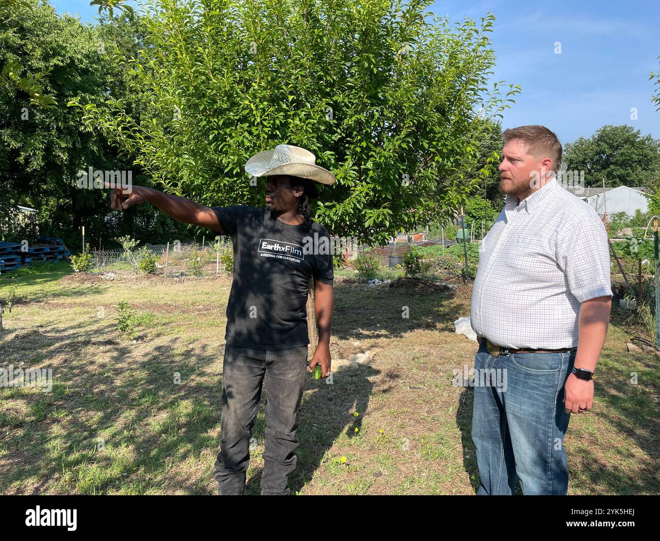 COY Poitier, directeur exécutif du Conservatoire des Arts et des Sciences de la FAWC, gère une ferme urbaine d'un acre qui sert de centre éducatif près de Dallas. COY travaille en étroite collaboration avec Stefen Tucker, directeur exécutif du comté urbain, avec l'Agence des services agricoles de l'USDA pour en apprendre davantage sur les avantages et les possibilités offertes par le ministère. COY est actuellement membre du comité du comté urbain de la FSA à Dallas. 6/7/2023 USDA photo par Joshua Coleman Banque D'Images