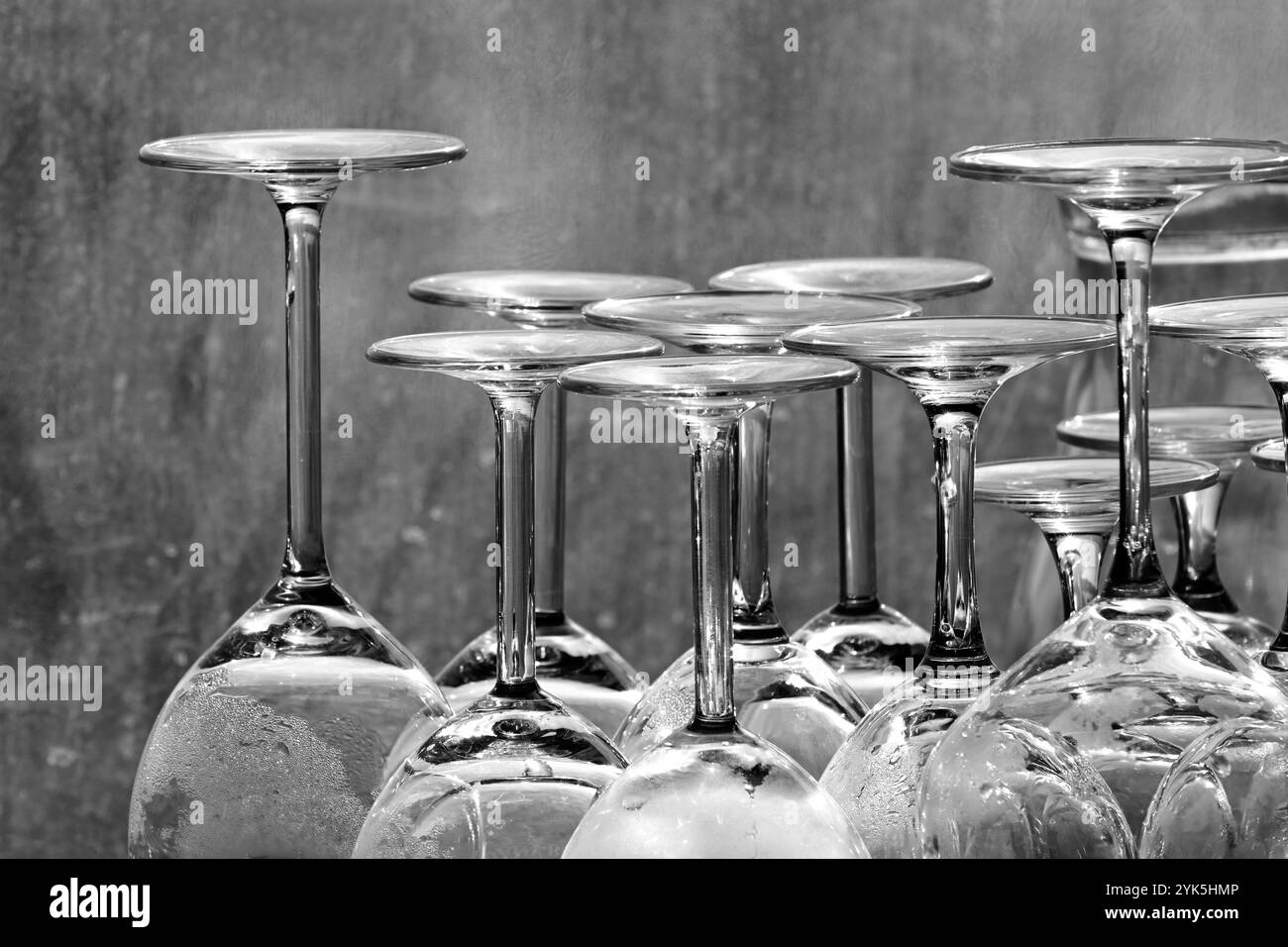 Affichage de verres à vin inversés en noir et blanc Banque D'Images