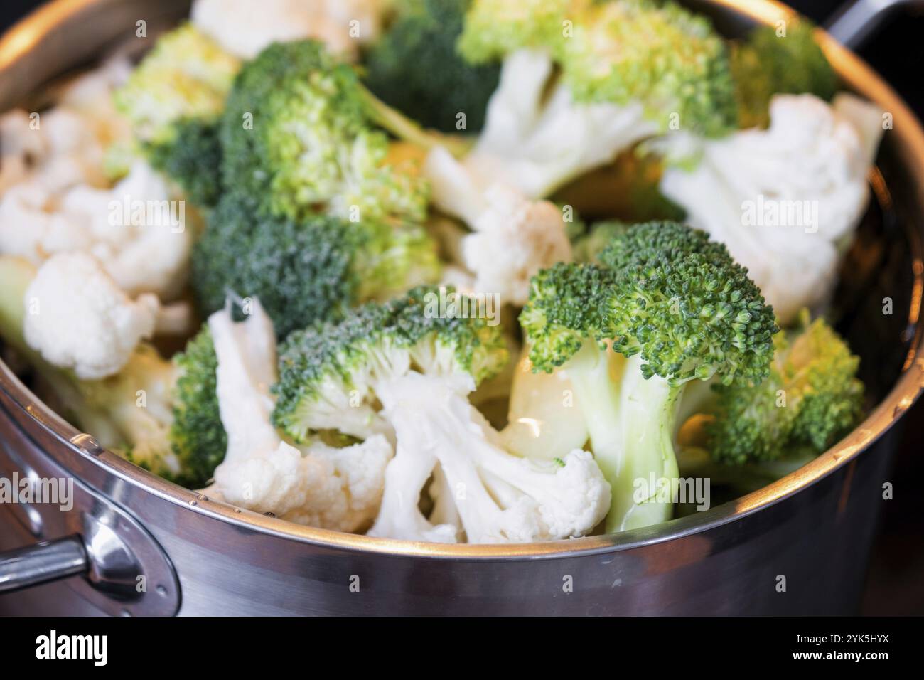 Le brocoli et le chou-fleur sont cuits à la vapeur dans une casserole, une alimentation saine, des aliments pour bébés, la cuisson dans un cuiseur à vapeur Banque D'Images