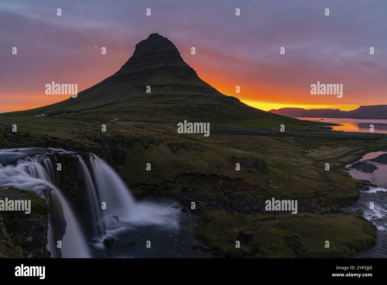 Kirkjufell au lever du soleil, Grundafjoerdur, Snaefellsnes, Islande, Europe Banque D'Images
