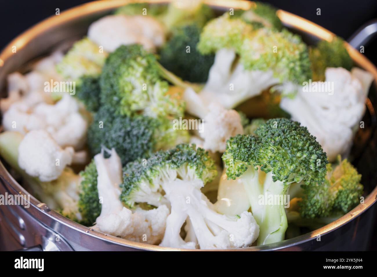 Le brocoli et le chou-fleur sont cuits à la vapeur dans une casserole, une alimentation saine, des aliments pour bébés, la cuisson dans un cuiseur à vapeur Banque D'Images