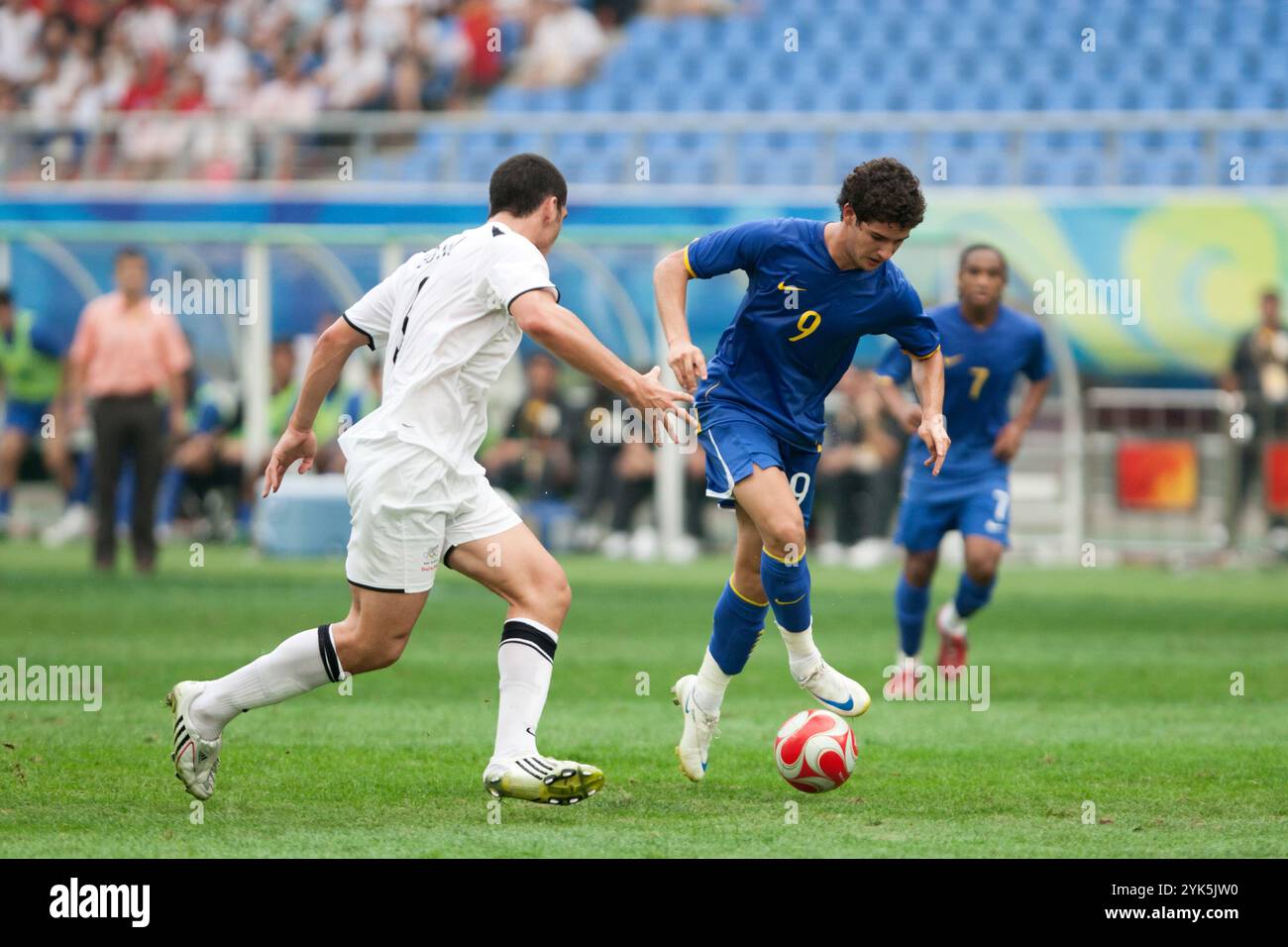 SHENYANG, CHINE - 10 AOÛT : Alexandre Pato du Brésil (9) contrôle le ballon lors d'un match du Groupe C contre la Nouvelle-Zélande aux Jeux Olympiques de Beijing 10 août 2008 au stade du Centre sportif olympique de Shenyang à Shenyang, en Chine. (Photographie de Jonathan Paul Larsen / Diadem images) Banque D'Images