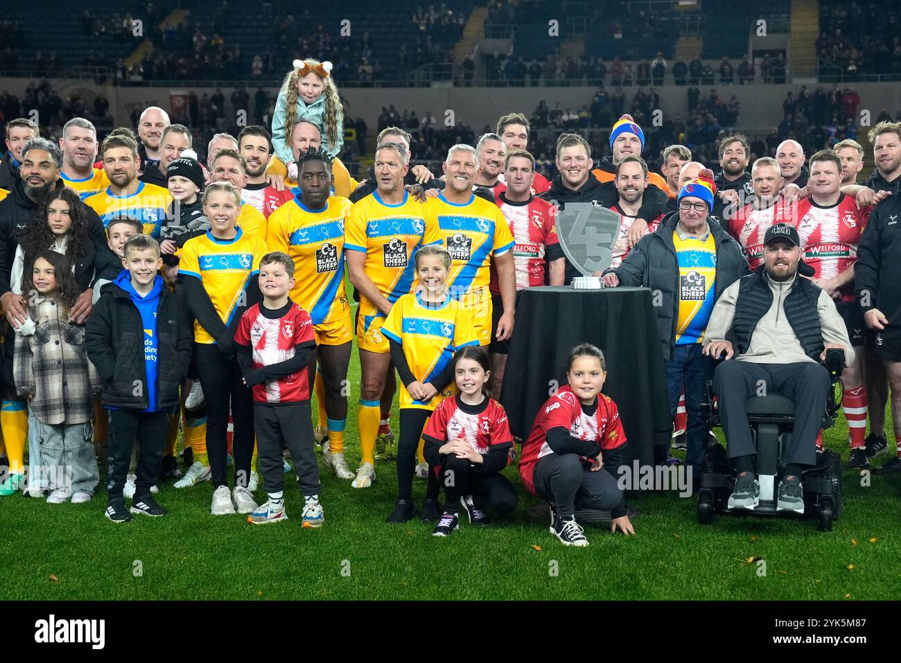 Vue générale de l'Union Legends d'Ed Slater et des League Legends de Rob Burrow après le coup de sifflet final du match de 745 à l'AMT Headingley Stadium, Leeds. Date de la photo : dimanche 17 novembre 2024. Banque D'Images