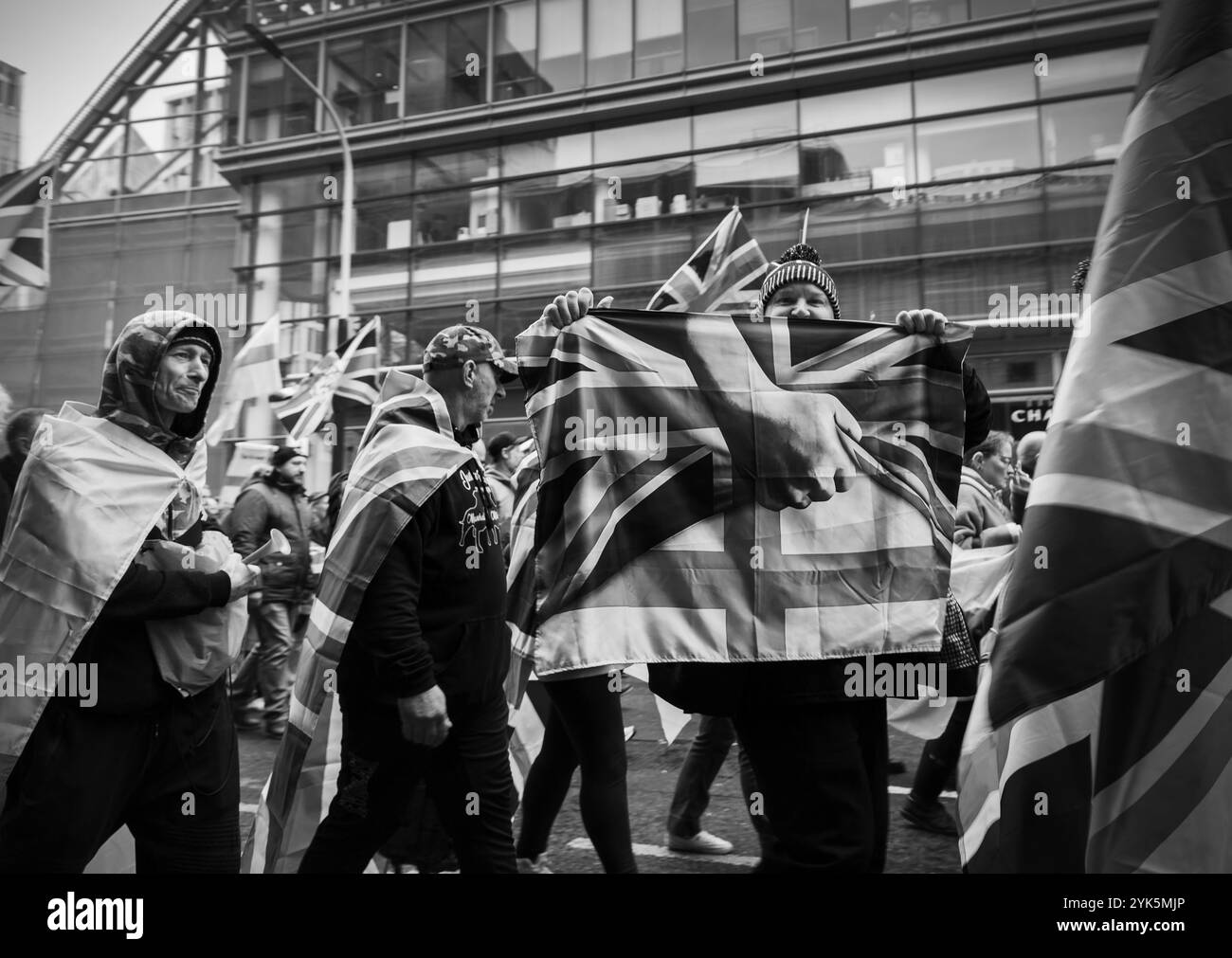 Photographie © Jamie Callister. Des milliers de personnes descendent sur Londres pour assister à une marche pro-nationaliste contre le gouvernement travailliste de Keir Starmer. Place du Parlement Banque D'Images