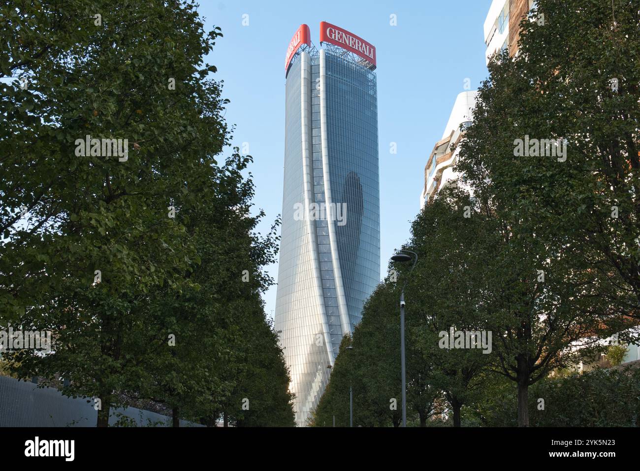 Generali bâtiment tour à Citylife , Milan, Italie. Vue depuis le quartier résidentiel projeté par l'architecte Zaha Hadid Banque D'Images