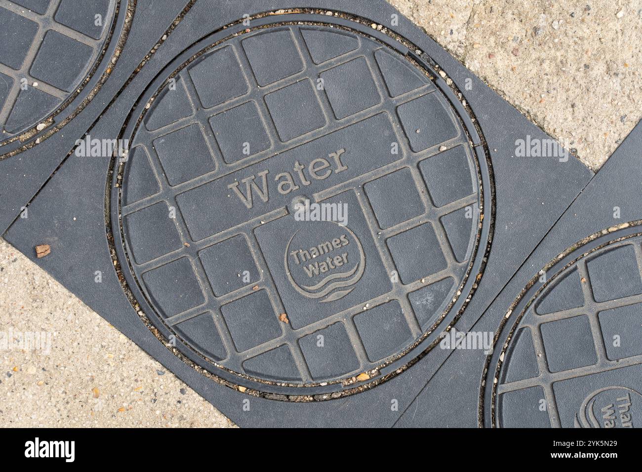 Un couvercle de compteur d'eau de Tamise avec le nom de l'entreprise sur à Londres. Concept : compagnie d'eau britannique, déficit de pension, eau potable, services d'égout, dette Banque D'Images