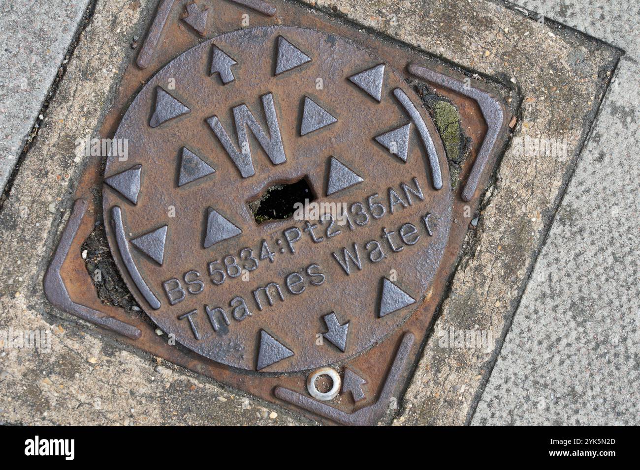 Un couvercle de compteur d'eau de Tamise avec le nom de l'entreprise sur à Londres. Concept : compagnie d'eau britannique, déficit de pension, eau potable, services d'égout, dette Banque D'Images