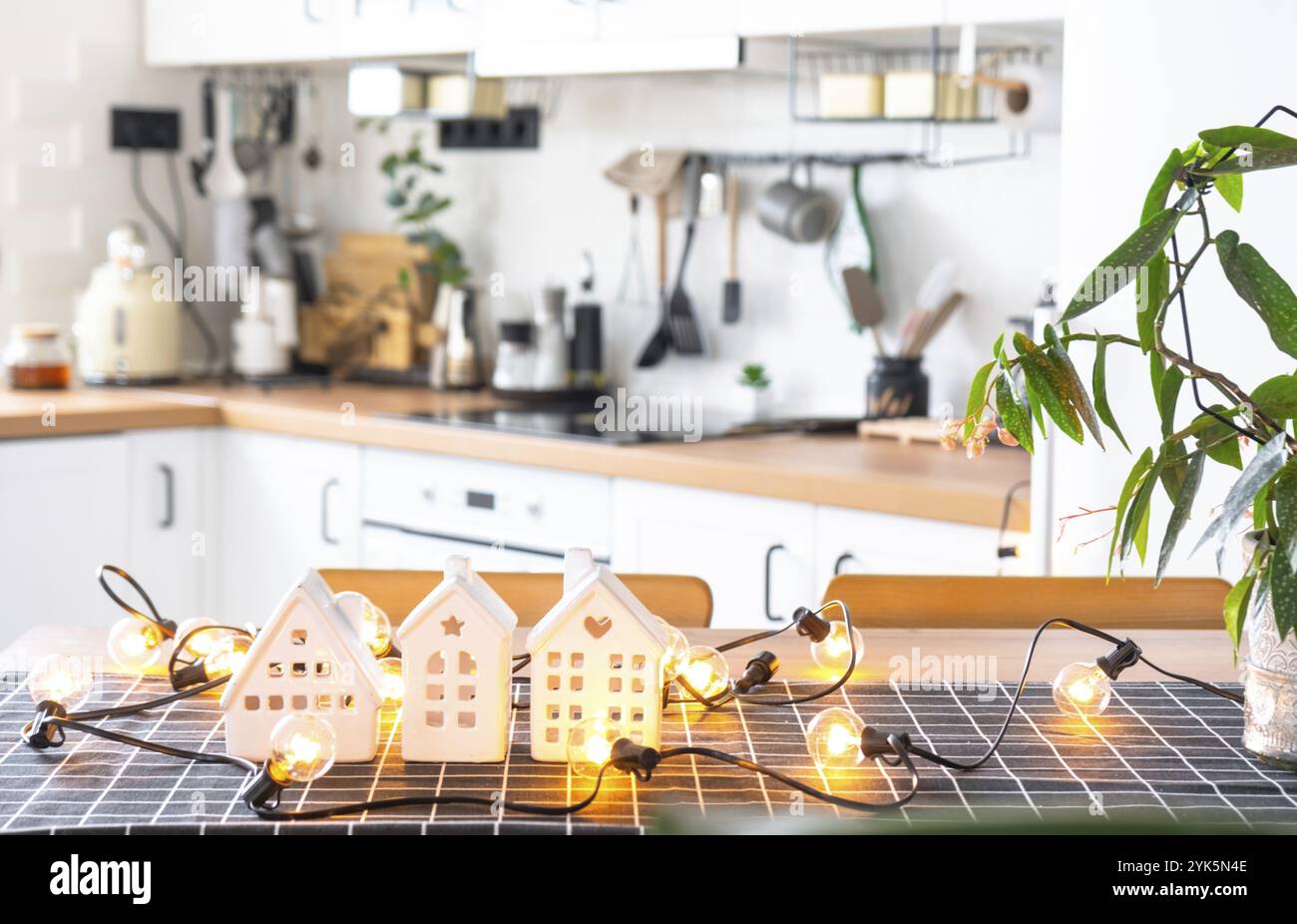 La clé de la maison de la maison confortable sur la table de la cuisine. Construction, conception, projet, déménagement à une nouvelle maison, hypothèque, assurance, location et achat de biens immobiliers Banque D'Images