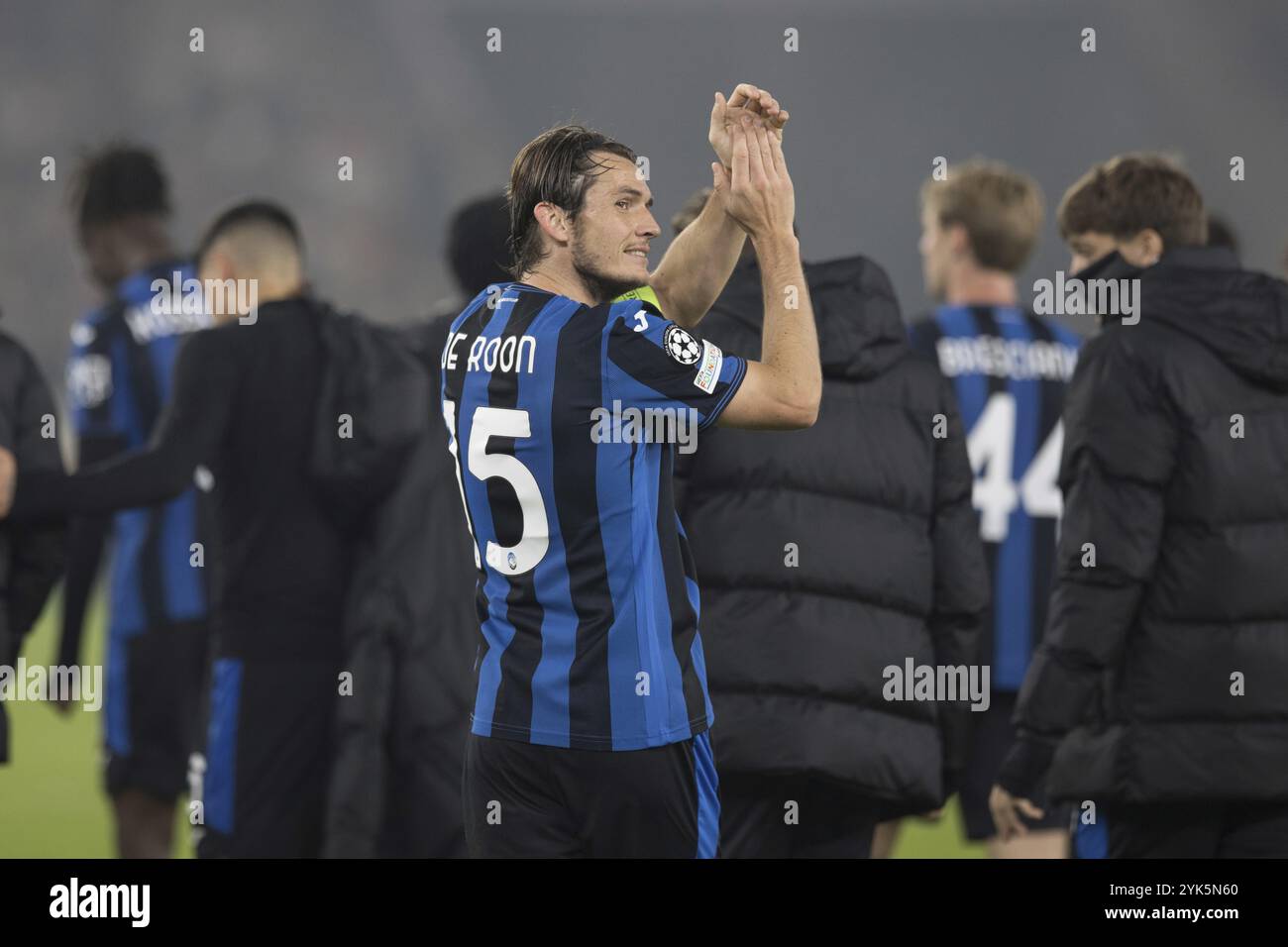 Match de football, le capitaine Marten DE ROON Atalanta Bergamo remercie après le match et la victoire avec des mains levées et applaudissantes regardant vers les fans à Banque D'Images