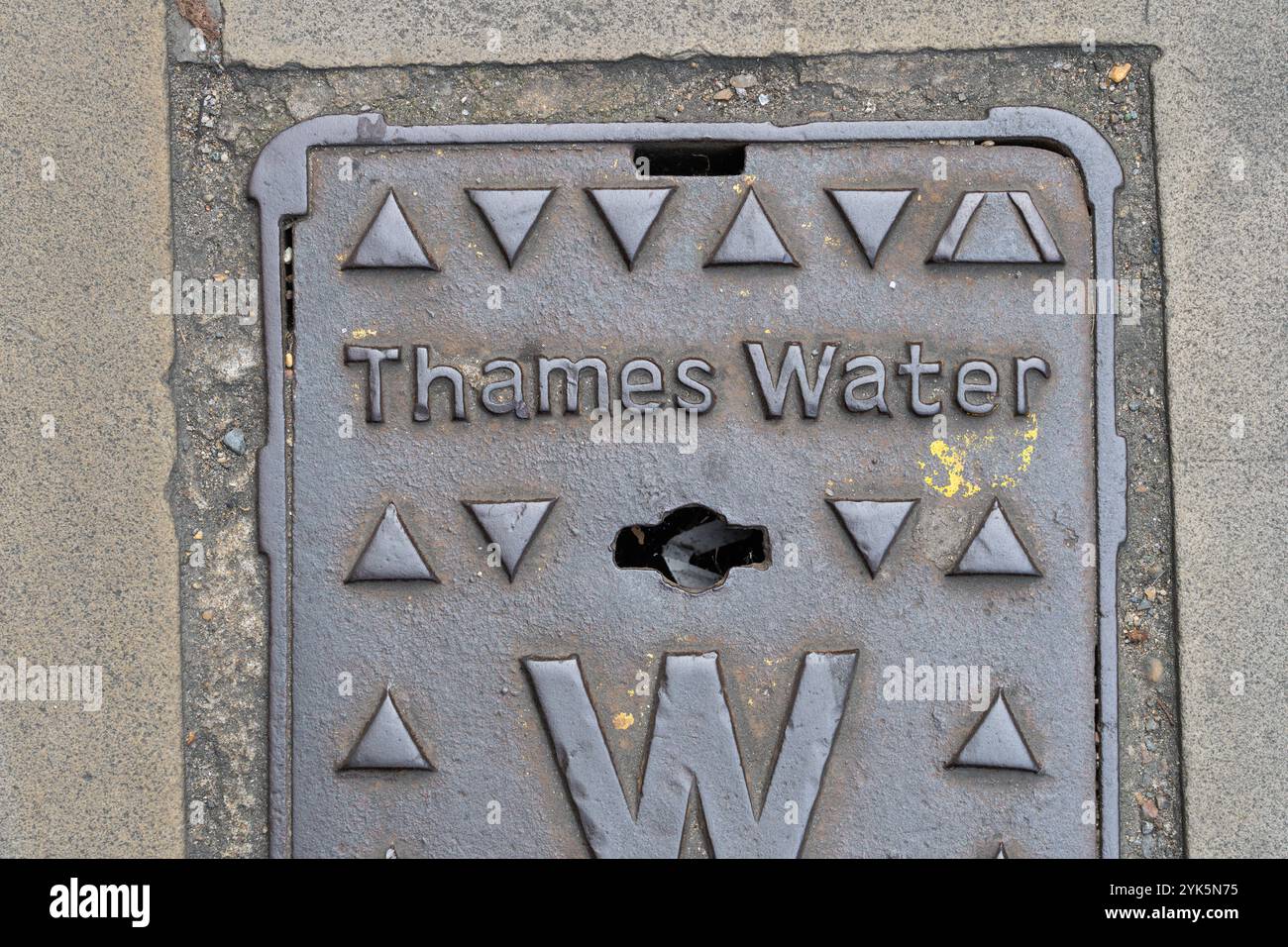 Un couvercle de compteur d'eau de Tamise avec le nom de l'entreprise sur à Londres. Concept : compagnie d'eau britannique, déficit de pension, eau potable, services d'égout, dette Banque D'Images