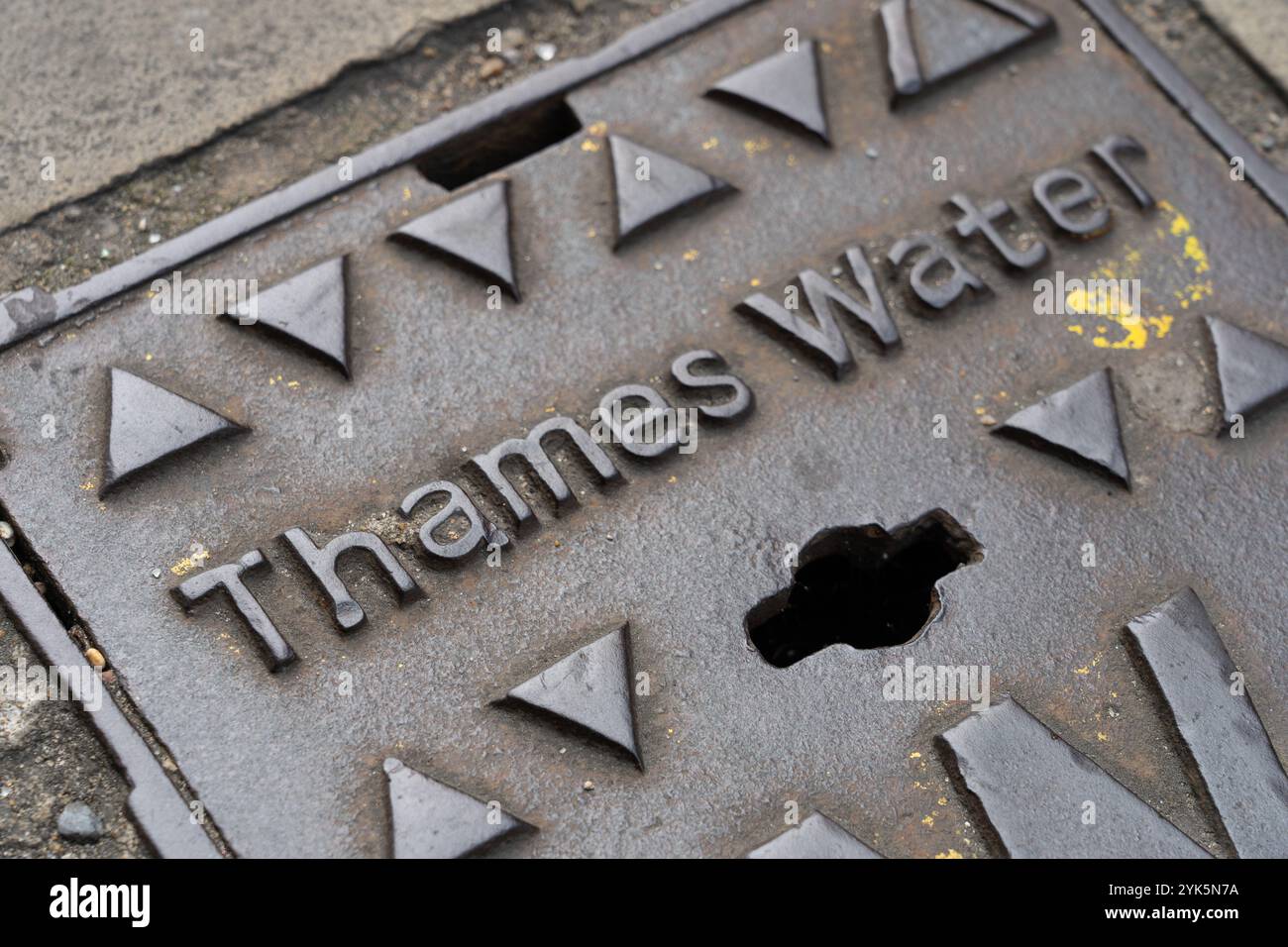 Un couvercle de compteur d'eau de Tamise avec le nom de l'entreprise sur à Londres. Concept : compagnie d'eau britannique, déficit de pension, eau potable, services d'égout, dette Banque D'Images