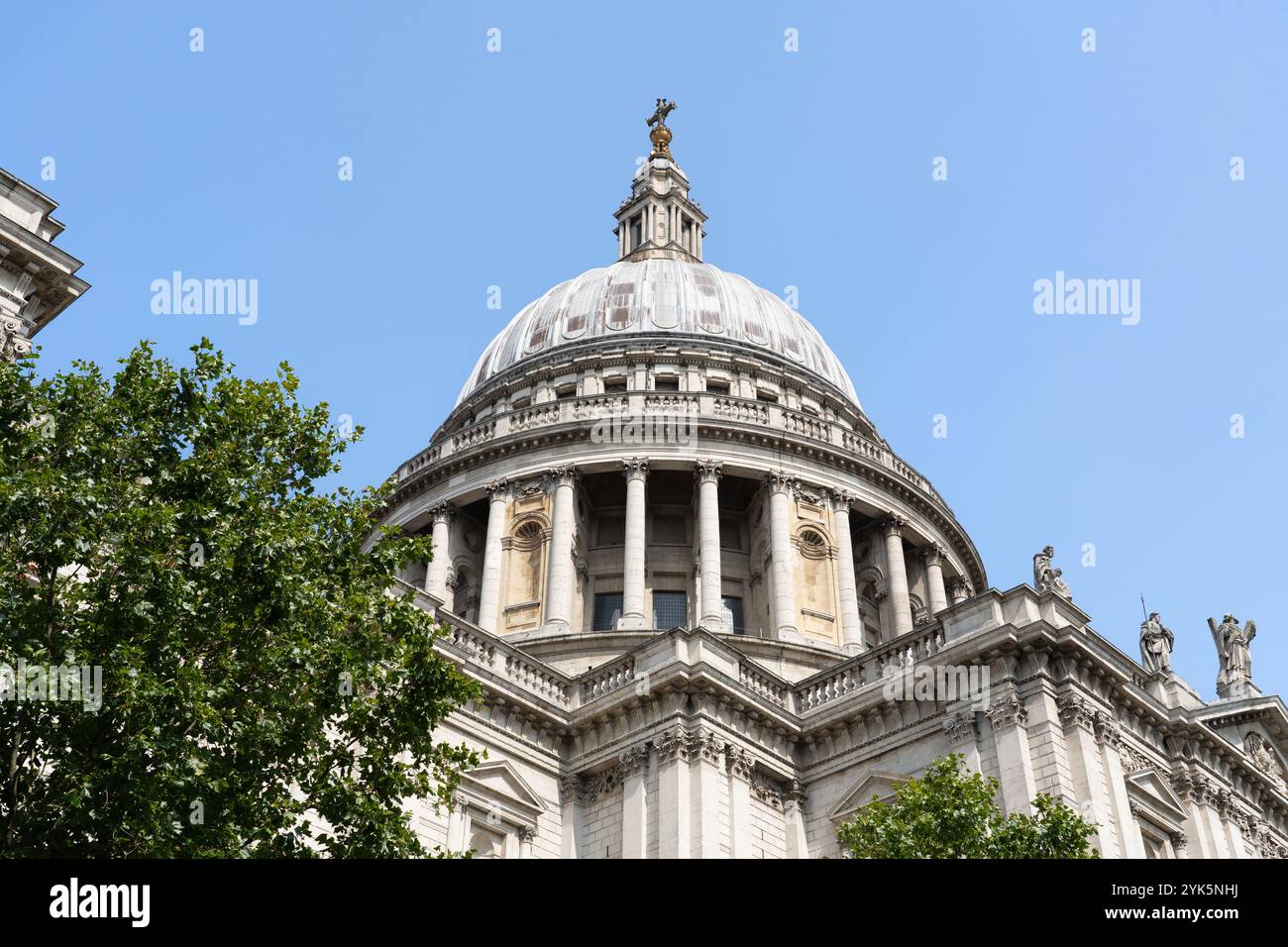 La cathédrale Paul, une cathédrale du XVIIe siècle dotée d'un dôme de 365 mètres de haut et construite dans le style baroque anglais, se trouve au sommet de Ludgate Hill, à Londres, au Royaume-Uni Banque D'Images
