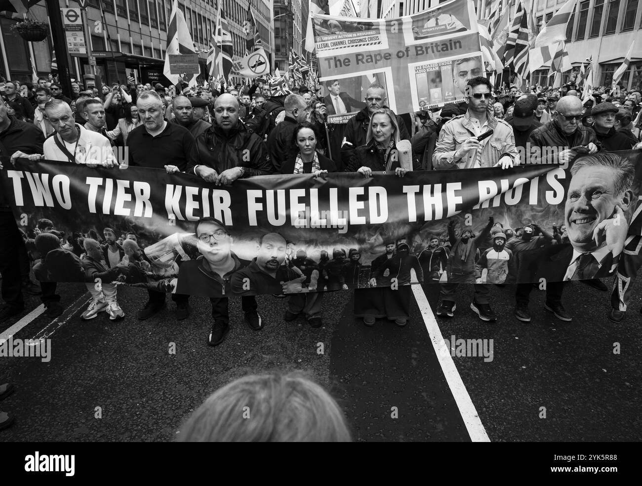 Photographie © Jamie Callister. Des milliers de personnes descendent sur Londres pour assister à une marche pro-nationaliste contre le gouvernement travailliste de Keir Starmer. Place du Parlement Banque D'Images