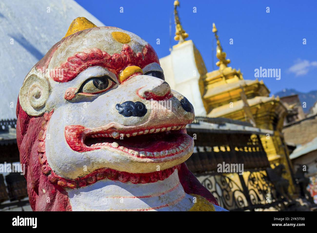 Sculpture du lion, Temple de Swayambhunath, Temple du singe, site de Siite classé au patrimoine mondial de l'UNESCO, Katmandou, Népal, Asie Banque D'Images