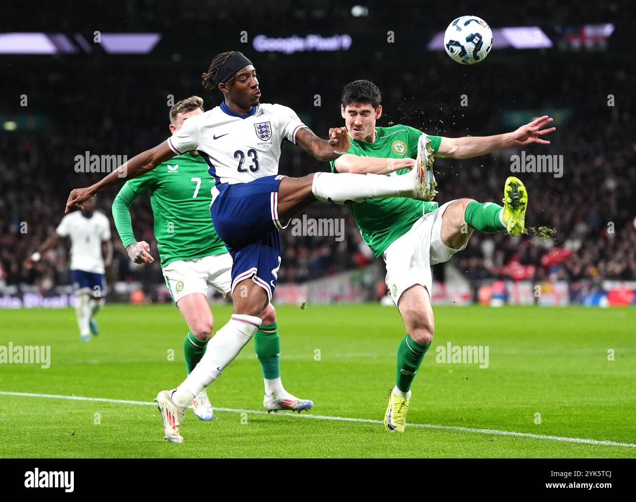 L'anglaise Noni Madueke (à gauche) et l'irlandaise Callum O'Dowda lors du match du Groupe B2 de l'UEFA Nations League au stade de Wembley, à Londres. Date de la photo : dimanche 17 novembre 2024. Banque D'Images