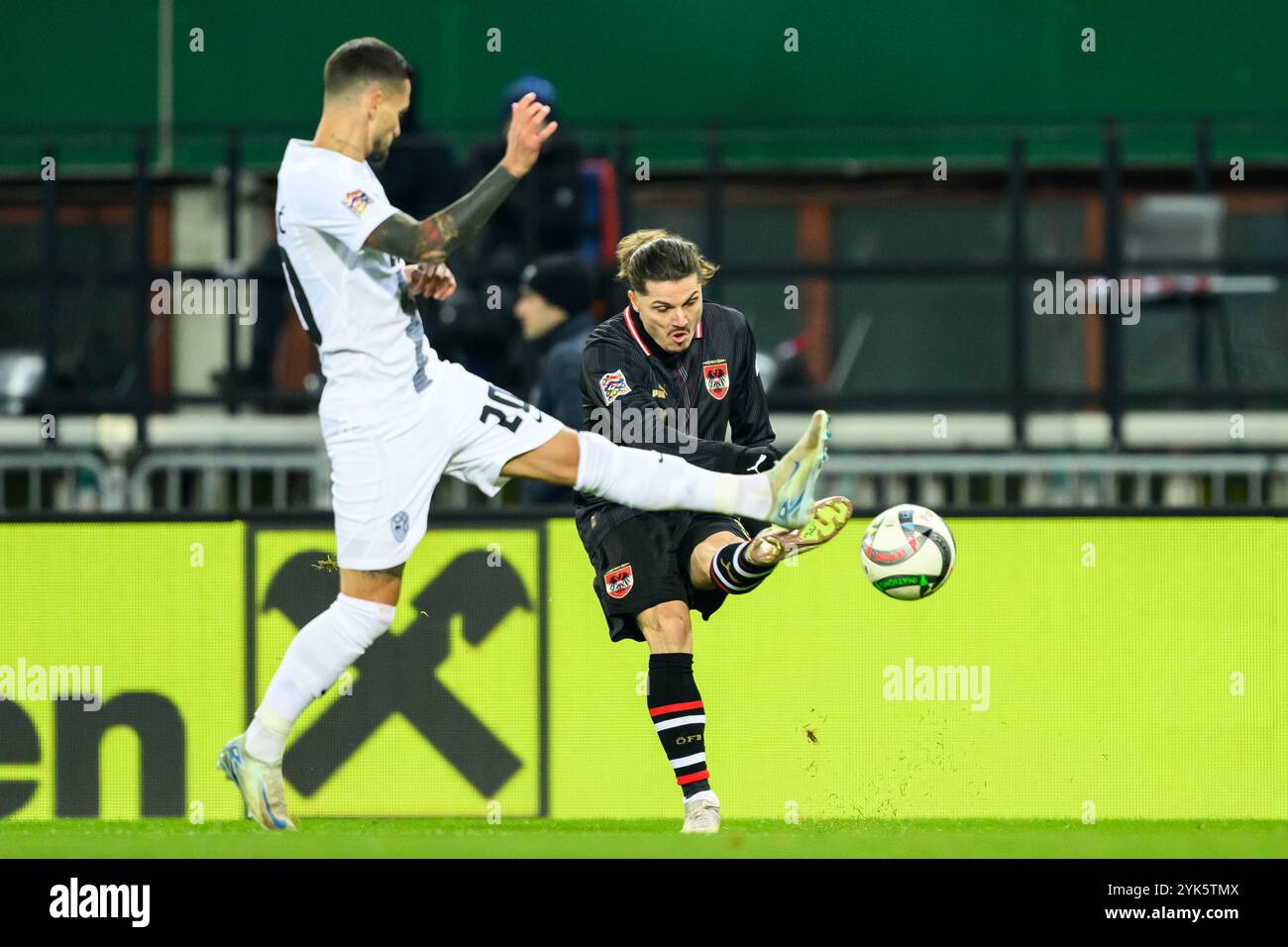 ABD0051 20241117 - WIEN - Österreich : V.L. Petar Stojanovic (Slowenien) und Marcel Sabitzer (Österreich) am Sonntag, 17. Novembre 2024, anl. Des Nations-League-Spieles der Liga B, Gruppe 3, 6. Runde, zwischen Österreich und Slowenien in Wien. - FOTO : APA/MAX SLOVENCIK - 20241117 PD6902 crédit : APA-PictureDesk/Alamy Live News Banque D'Images